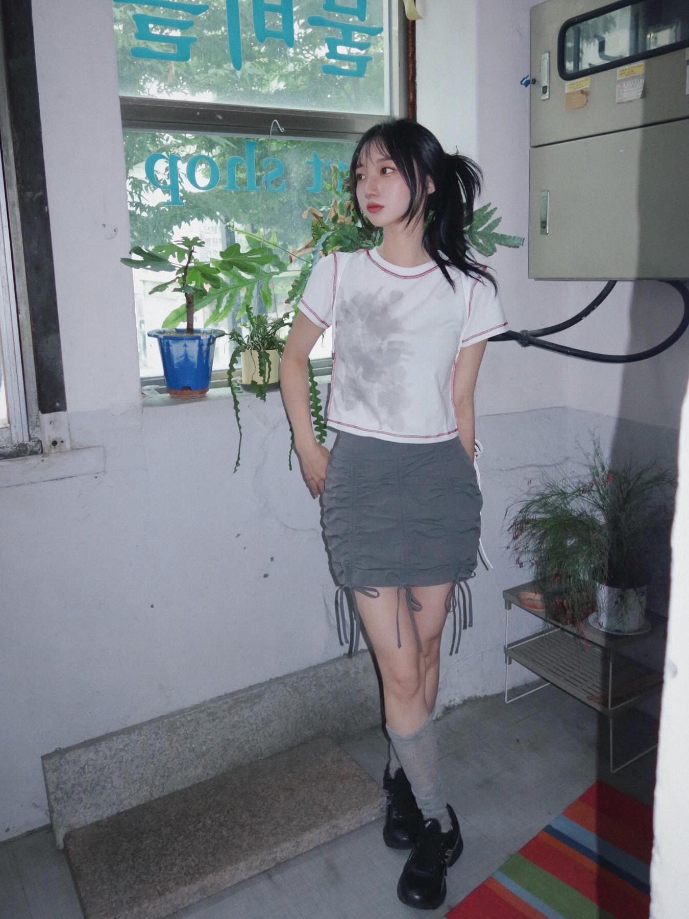 Don't Ask My Plan Leaf Stitch Crop Top, Don't Ask My Plan Glossy String Back Pack-White 착용 스타일 - 3