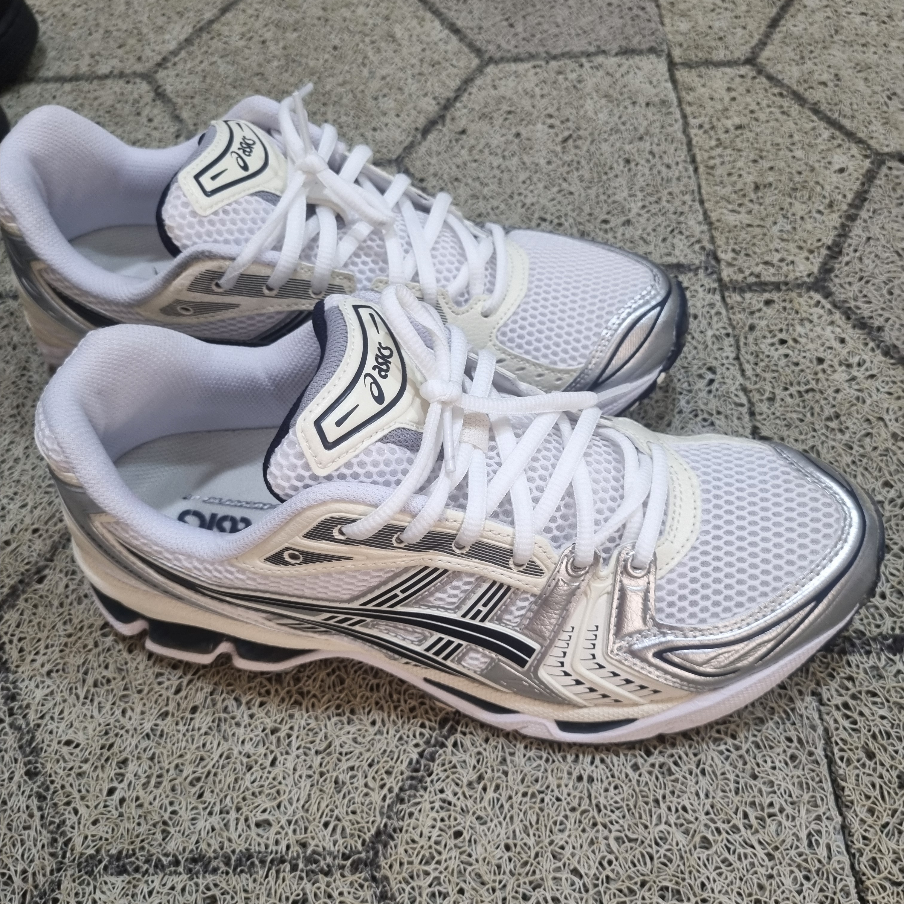 (W) Asics Gel-Kayano 14 White Midnight 착용 스타일