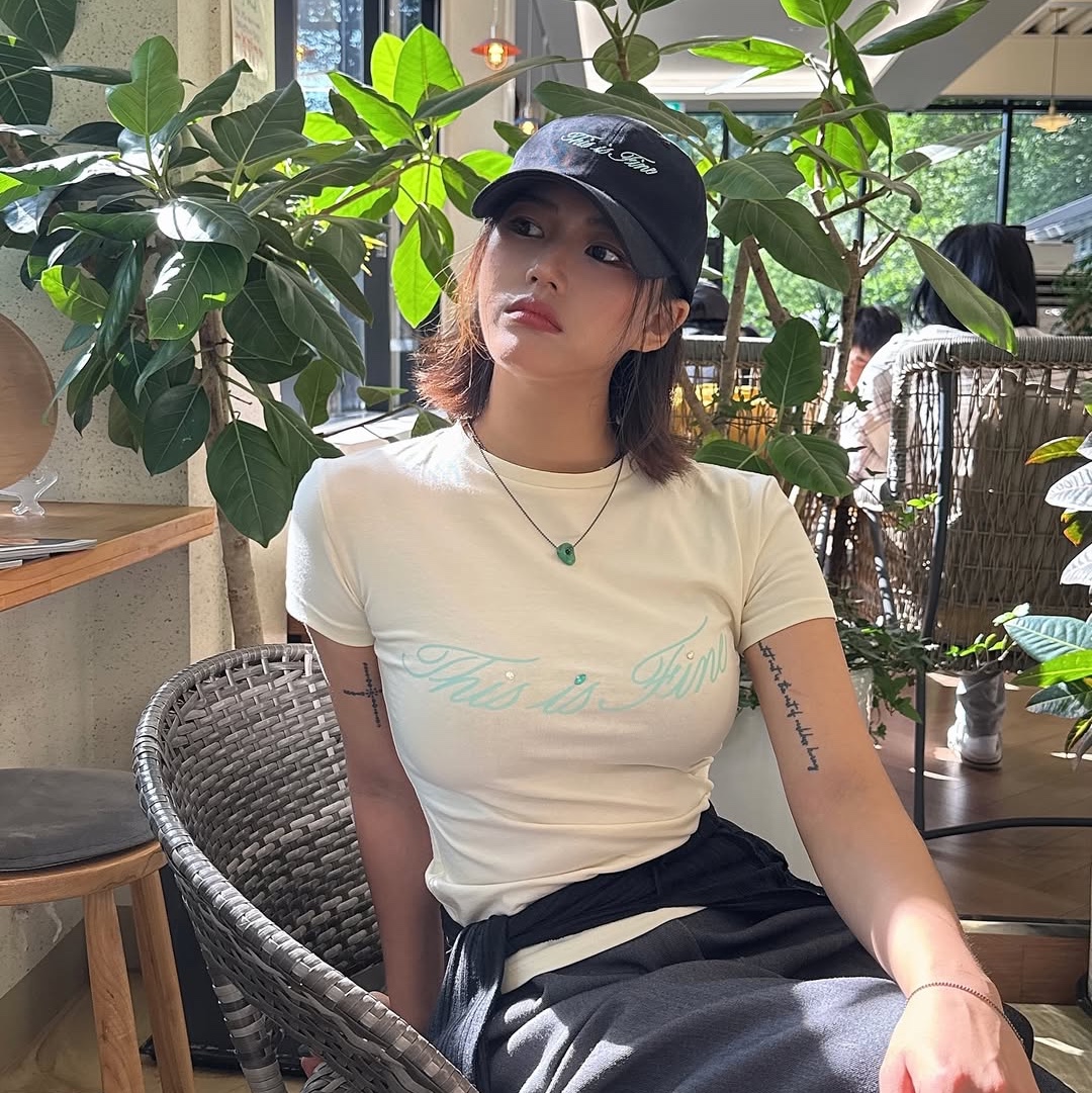 THIS IS FINE Cropped Signature Tee Cream, THIS IS FINE Signature Ball Cap Black 착용 스타일 - 1