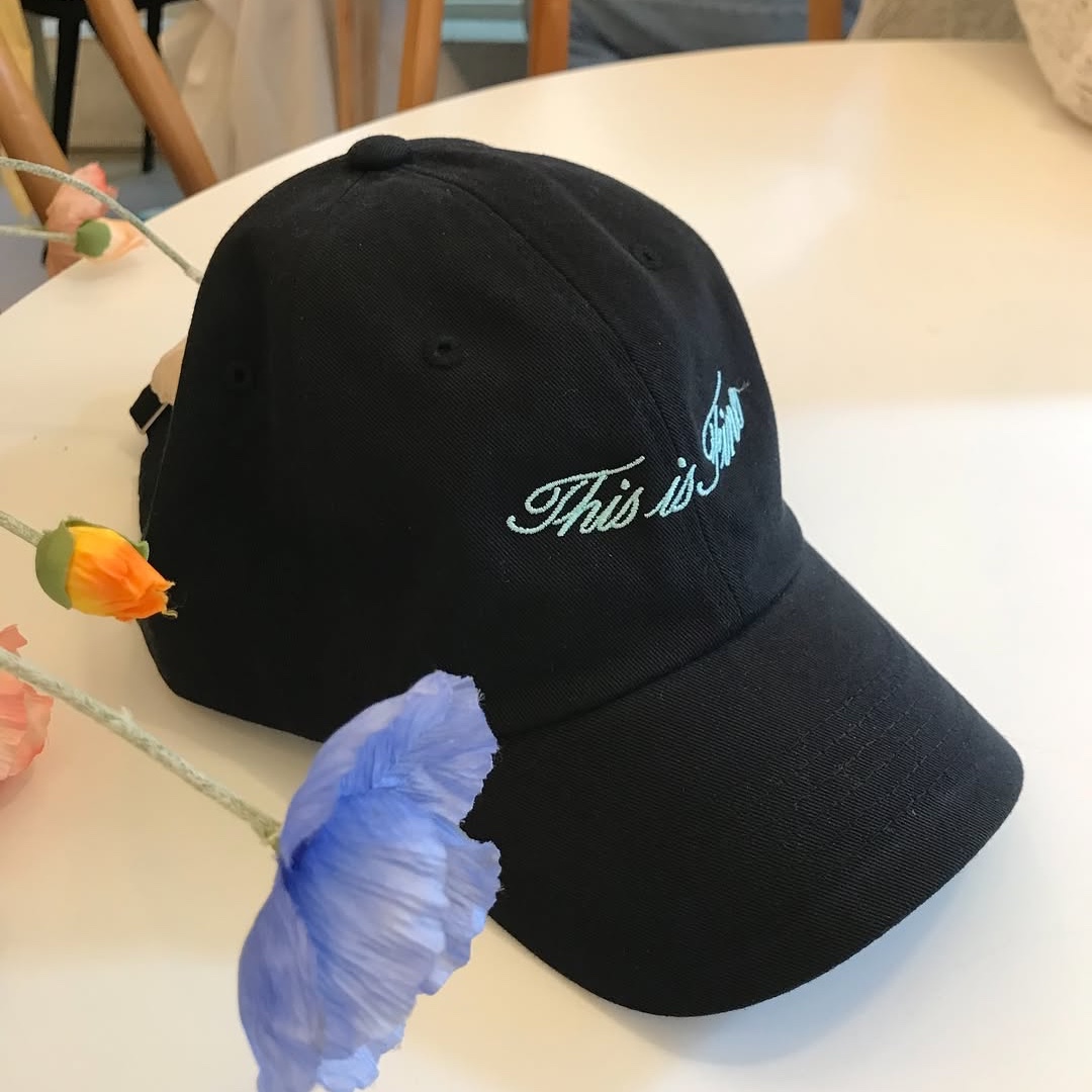 THIS IS FINE Cropped Signature Tee Cream, THIS IS FINE Signature Ball Cap Black 착용 스타일 - 6