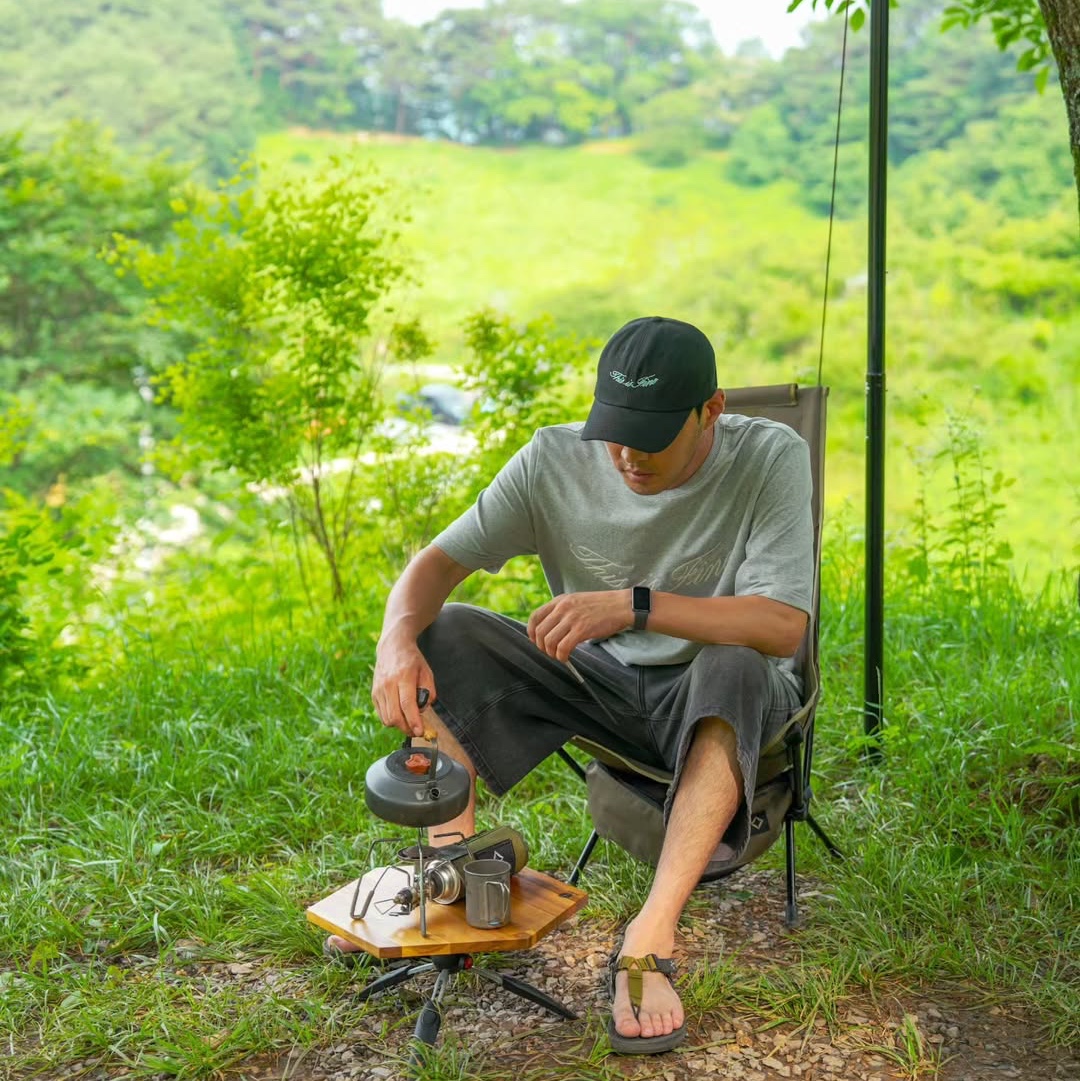 THIS IS FINE Oversized Signature Tee Sportif Gray, THIS IS FINE Signature Ball Cap Black 착용 스타일 - 5