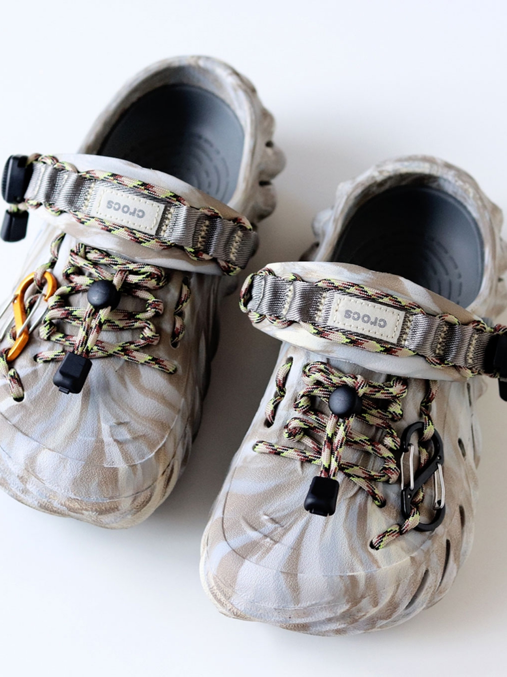 Crocs Echo Marbled Clog Bone Multi 착용 스타일 - 1