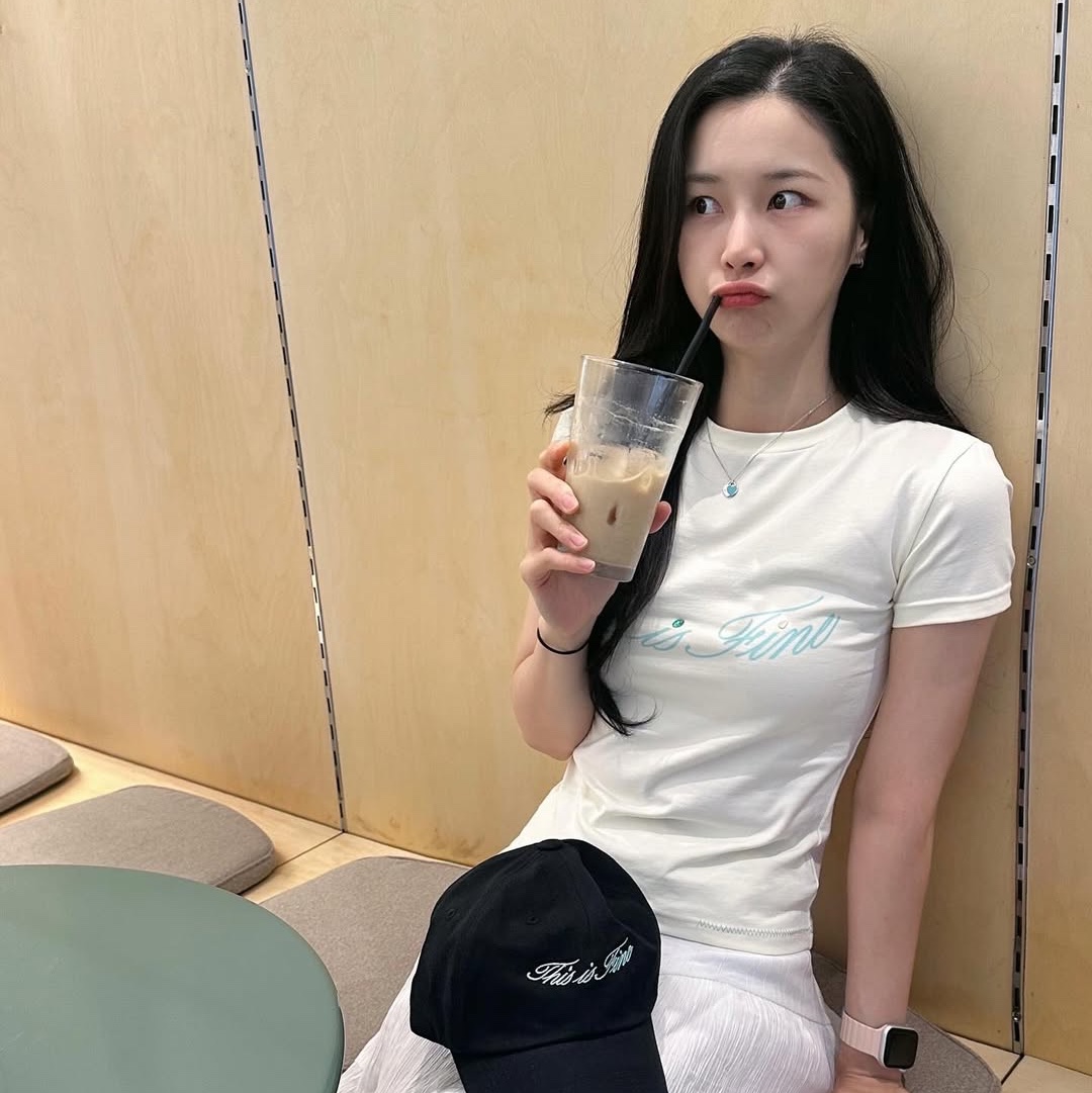 THIS IS FINE Cropped Signature Tee Cream, THIS IS FINE Signature Ball Cap Black 착용 스타일 - 2