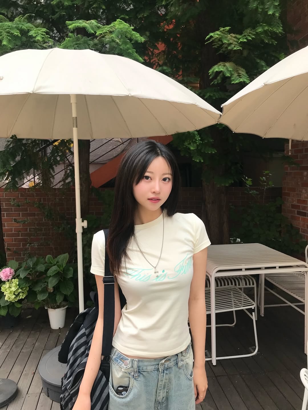 THIS IS FINE Cropped Signature Tee Cream 착용 스타일 - 1