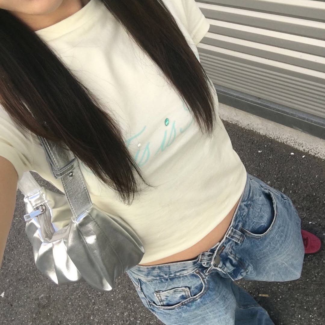 THIS IS FINE Cropped Signature Tee Cream, THIS IS FINE Signature Ball Cap Black 착용 스타일 - 5