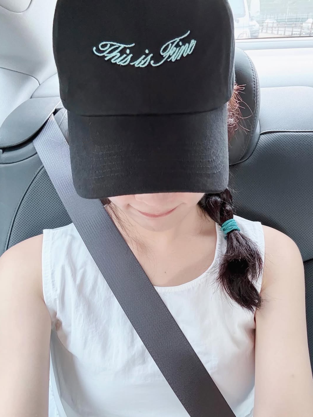 THIS IS FINE Cropped Signature Tee Cream, THIS IS FINE Signature Ball Cap Black 착용 스타일 - 3