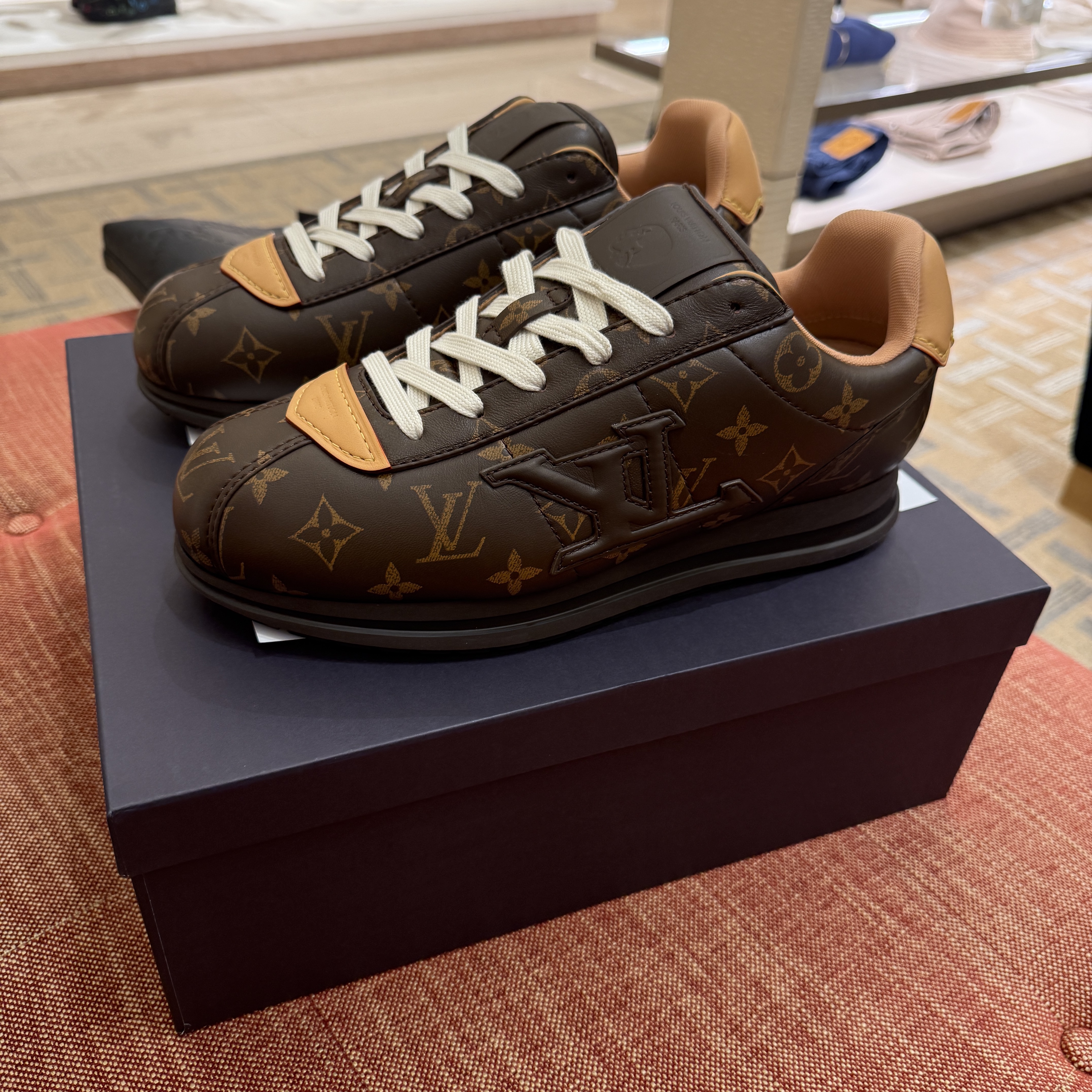 Louis Vuitton LV Buttersoft Sneakers Macassar 착용 스타일