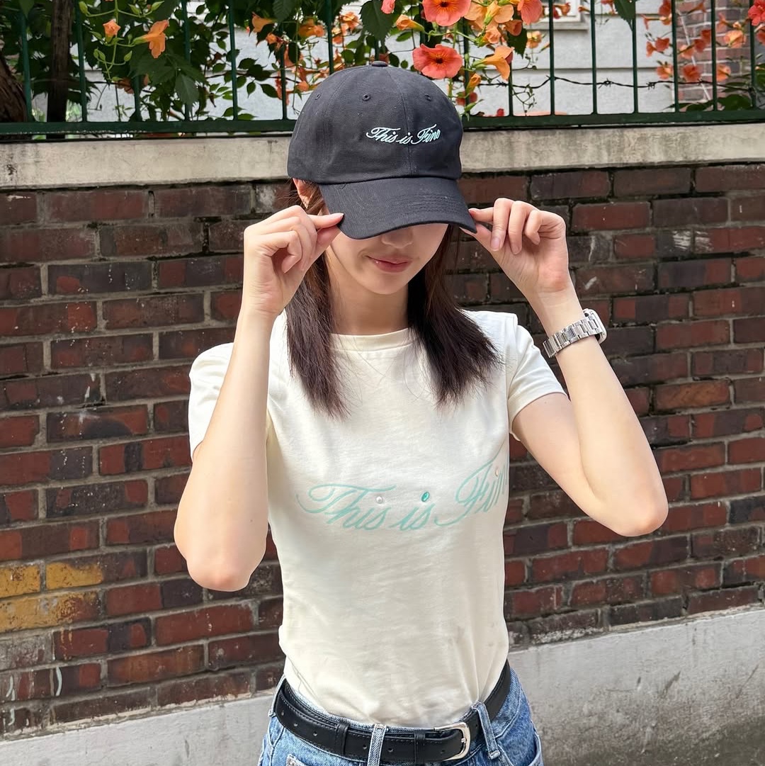 THIS IS FINE Cropped Signature Tee Cream, THIS IS FINE Signature Ball Cap Black 착용 스타일 - 6