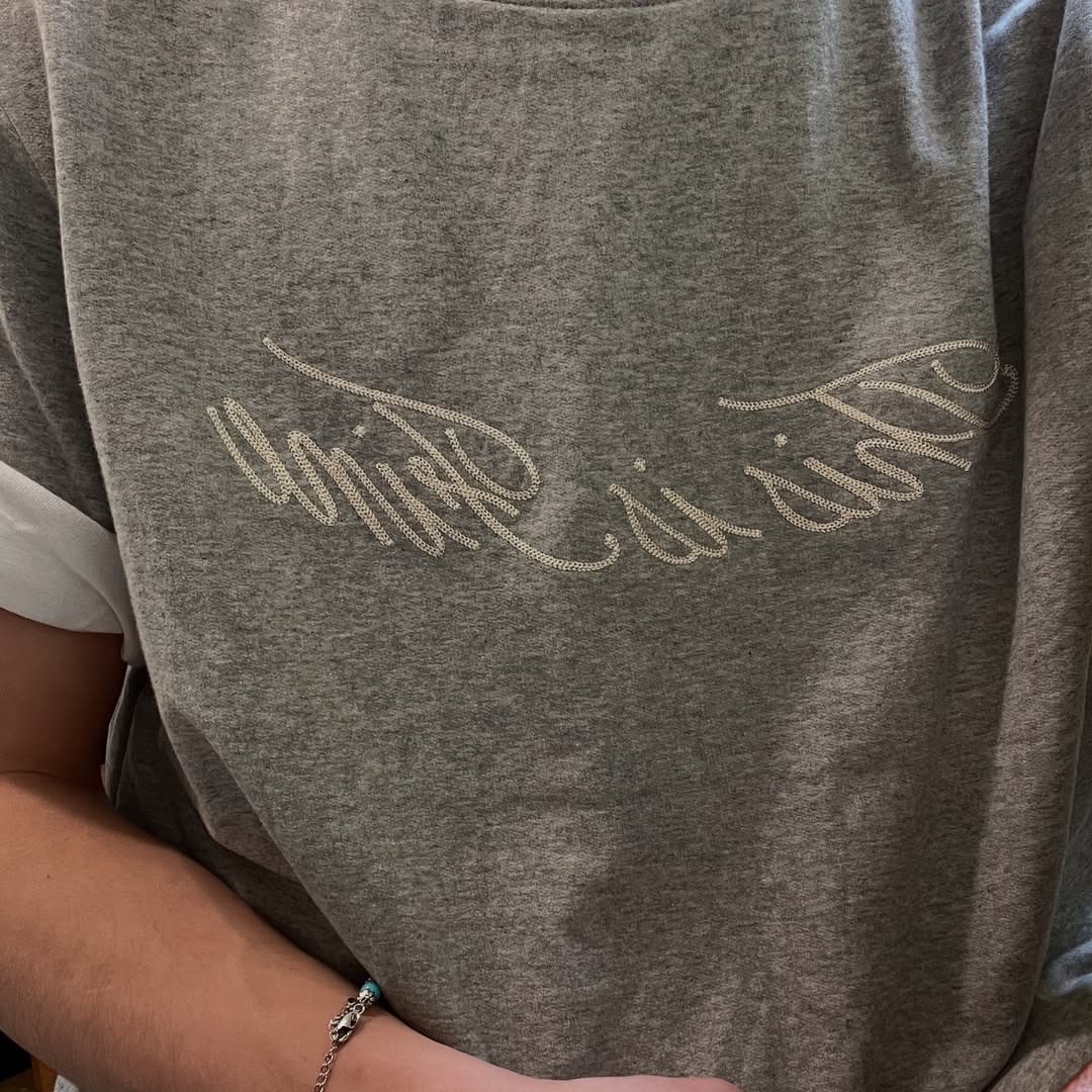 THIS IS FINE Oversized Signature Tee Sportif Gray, THIS IS FINE Signature Ball Cap Black 착용 스타일 - 8