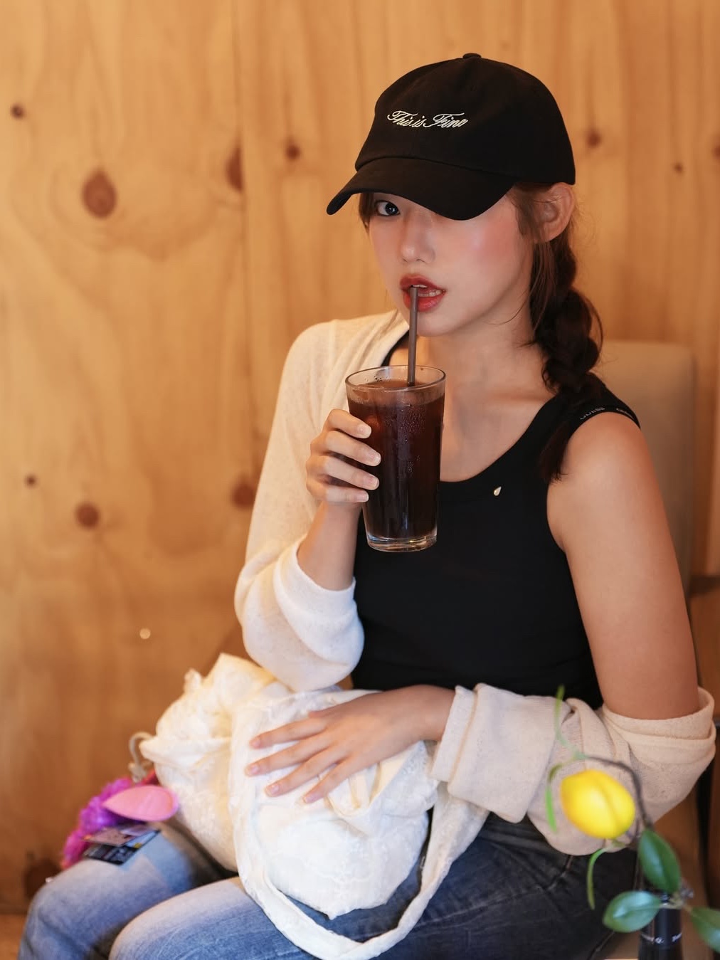 THIS IS FINE Cropped Signature Tee Cream, THIS IS FINE Signature Ball Cap Black 착용 스타일 - 5