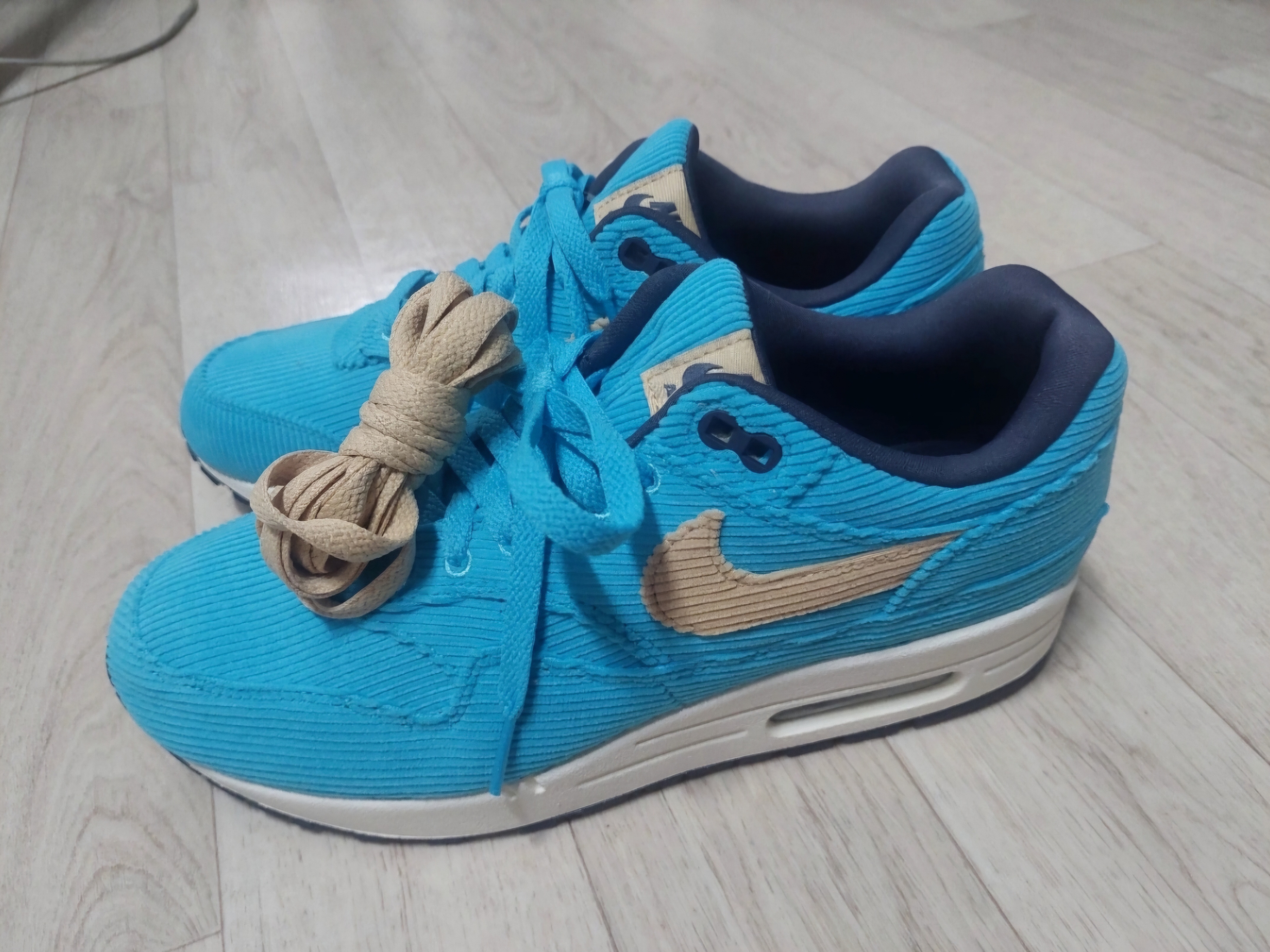 Nike Air Max 1 Premium Corduroy 착용 스타일