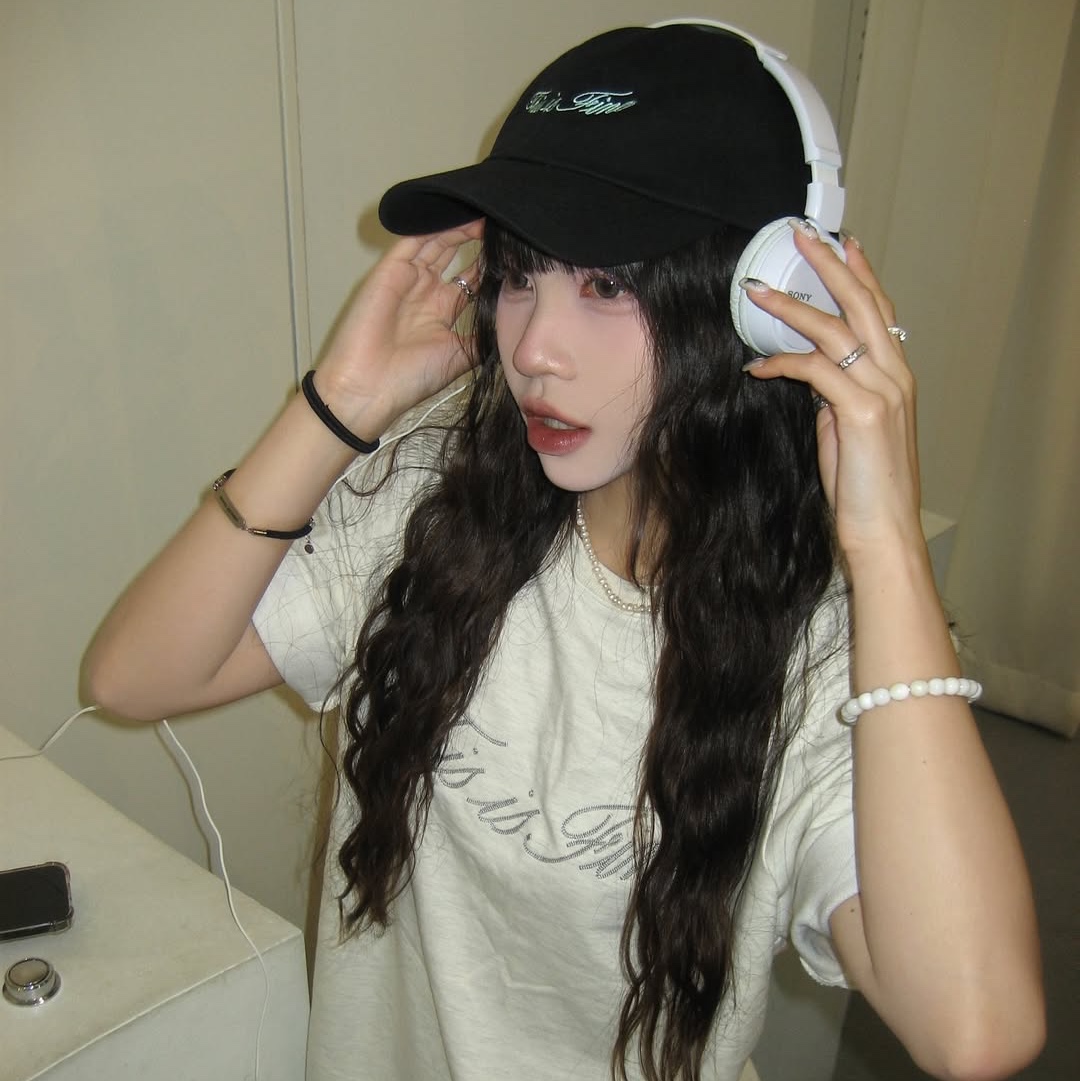THIS IS FINE Oversized Signature Tee Oat, THIS IS FINE Signature Ball Cap Black 착용 스타일 - 5
