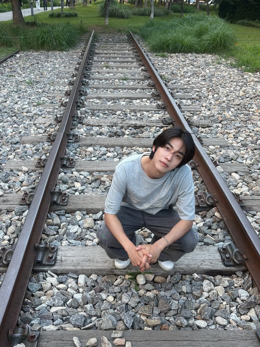 THIS IS FINE Oversized Signature Tee Sportif Gray 착용 스타일 - 2