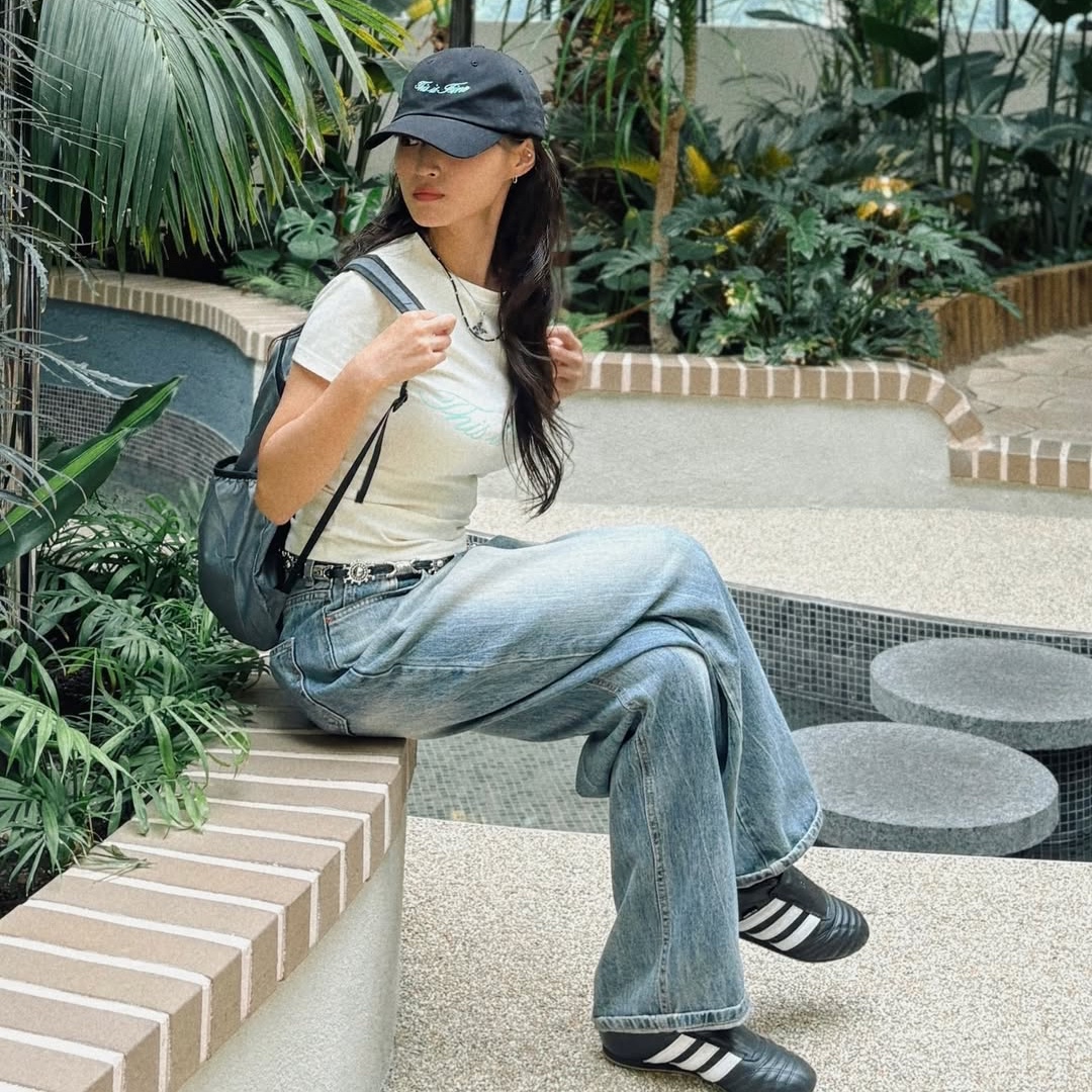THIS IS FINE Cropped Signature Tee Cream, THIS IS FINE Signature Ball Cap Black 착용 스타일 - 4