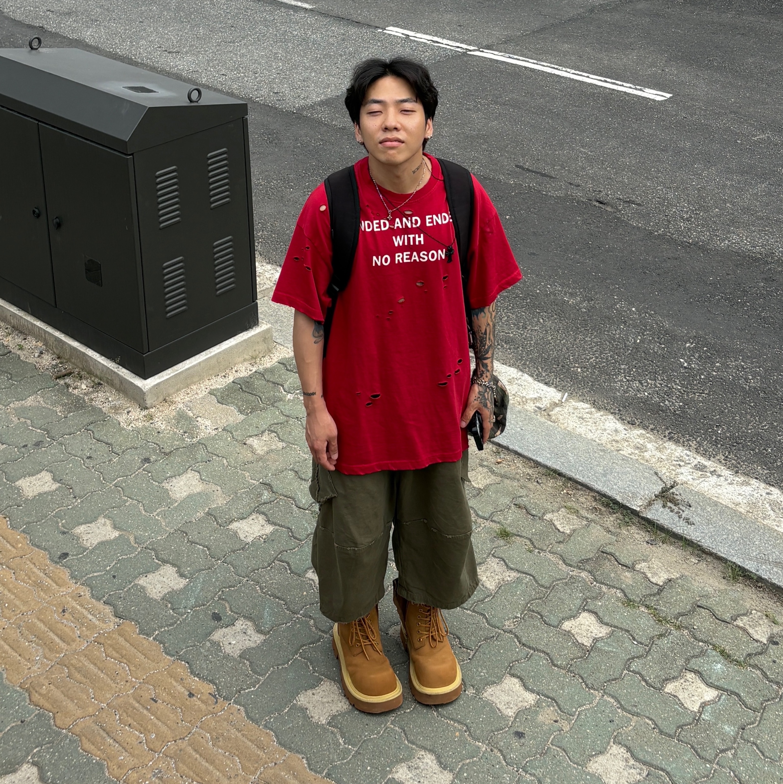 ROARINGRAD Damage Lettering T-shirt Red, Converse x Drkshdw Oversized Backpack Black 착용 스타일 - 1