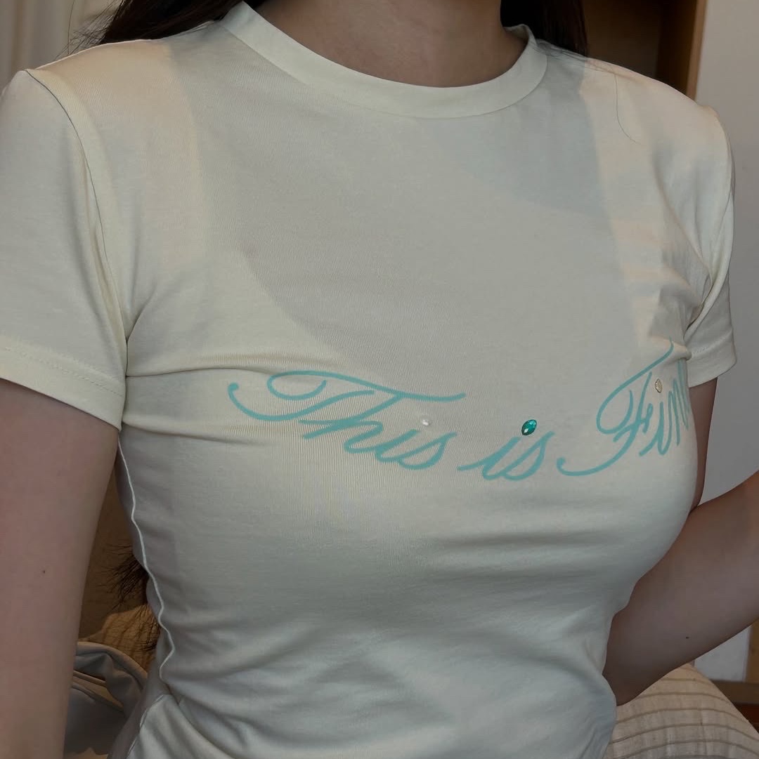 THIS IS FINE Cropped Signature Tee Cream, THIS IS FINE Signature Ball Cap Black 착용 스타일 - 3