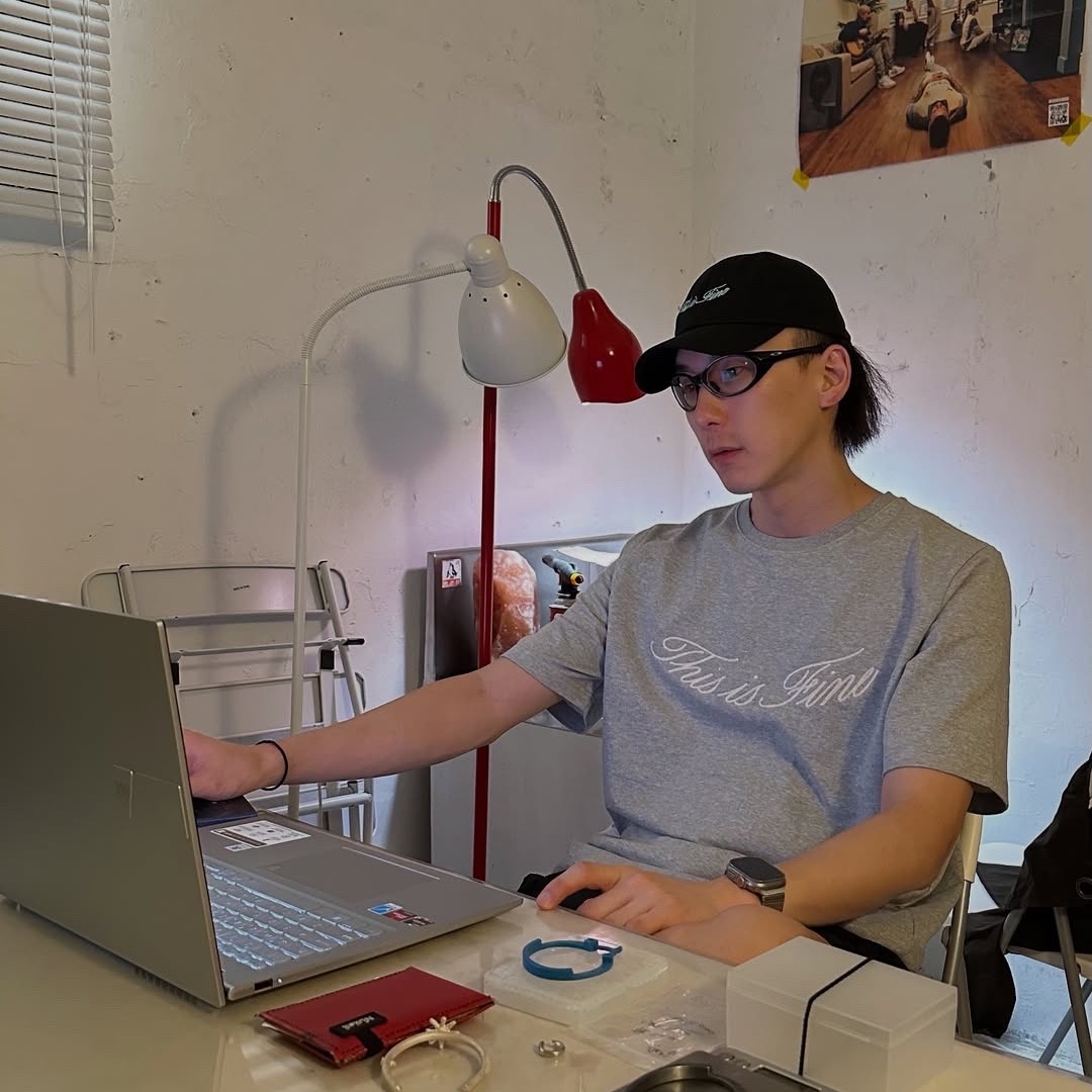 THIS IS FINE Oversized Signature Tee Sportif Gray, THIS IS FINE Signature Ball Cap Black 착용 스타일 - 1