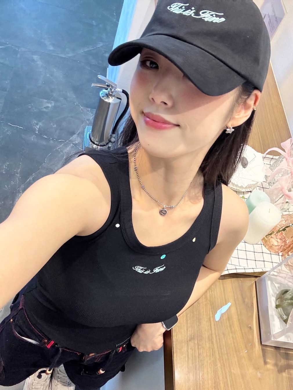 THIS IS FINE Ribbed Sleeveless Top Black, THIS IS FINE Signature Ball Cap Black 착용 스타일 - 3