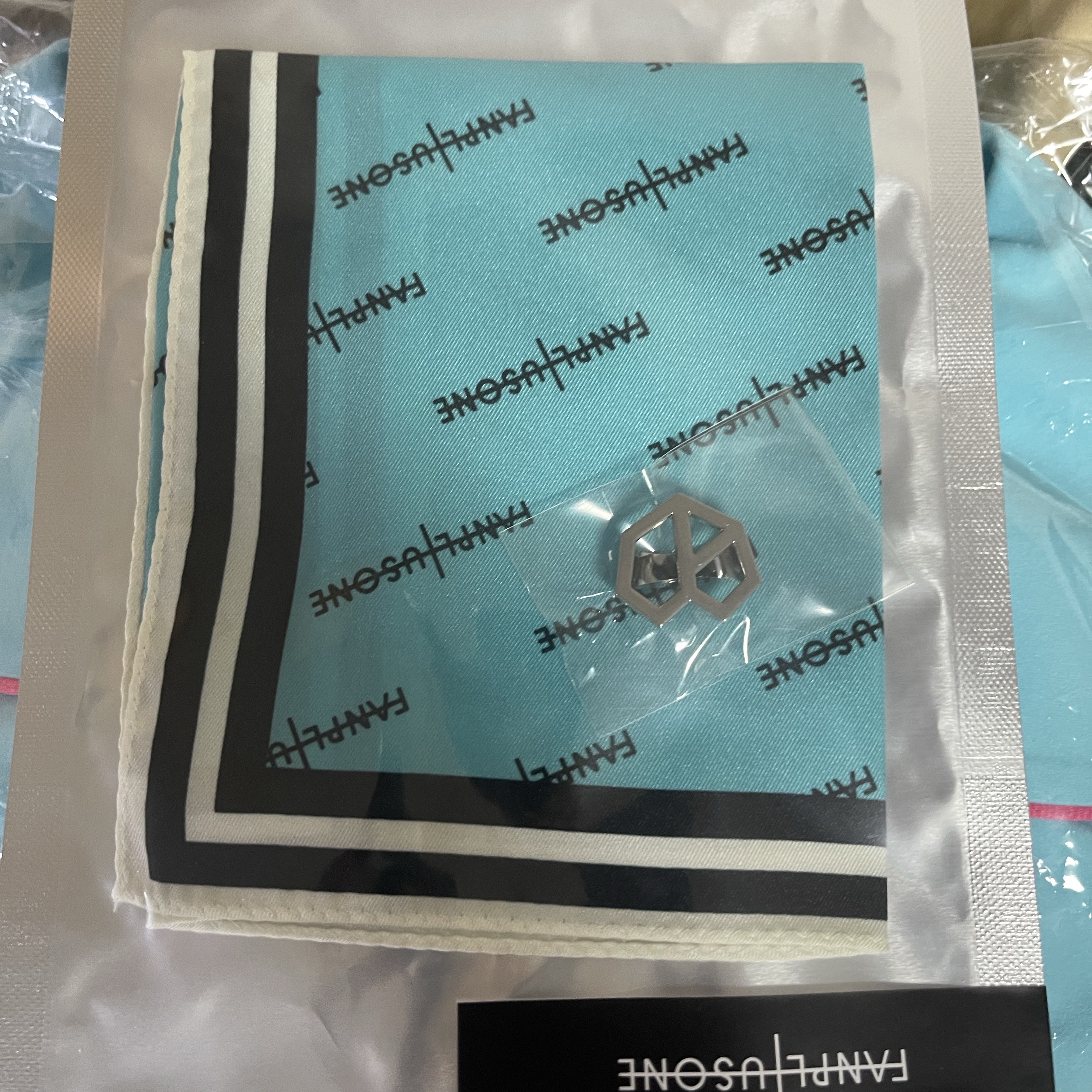 G-DRAGON Ubermensch Light Stick Scarf & Scarf Ring Set 착용 스타일