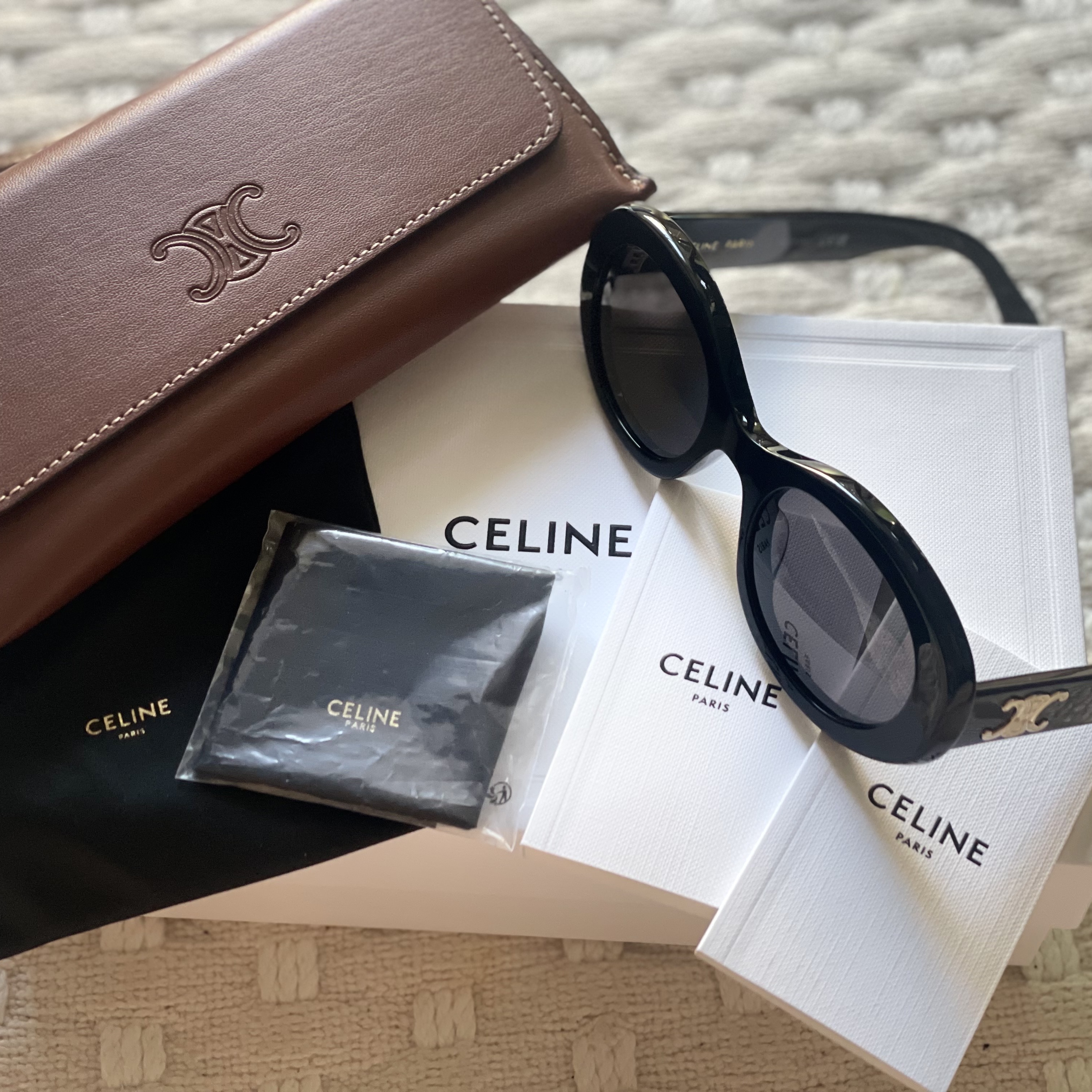 (W) Celine Triomphe 01 Sunglasses in Acetate Black 착용 스타일