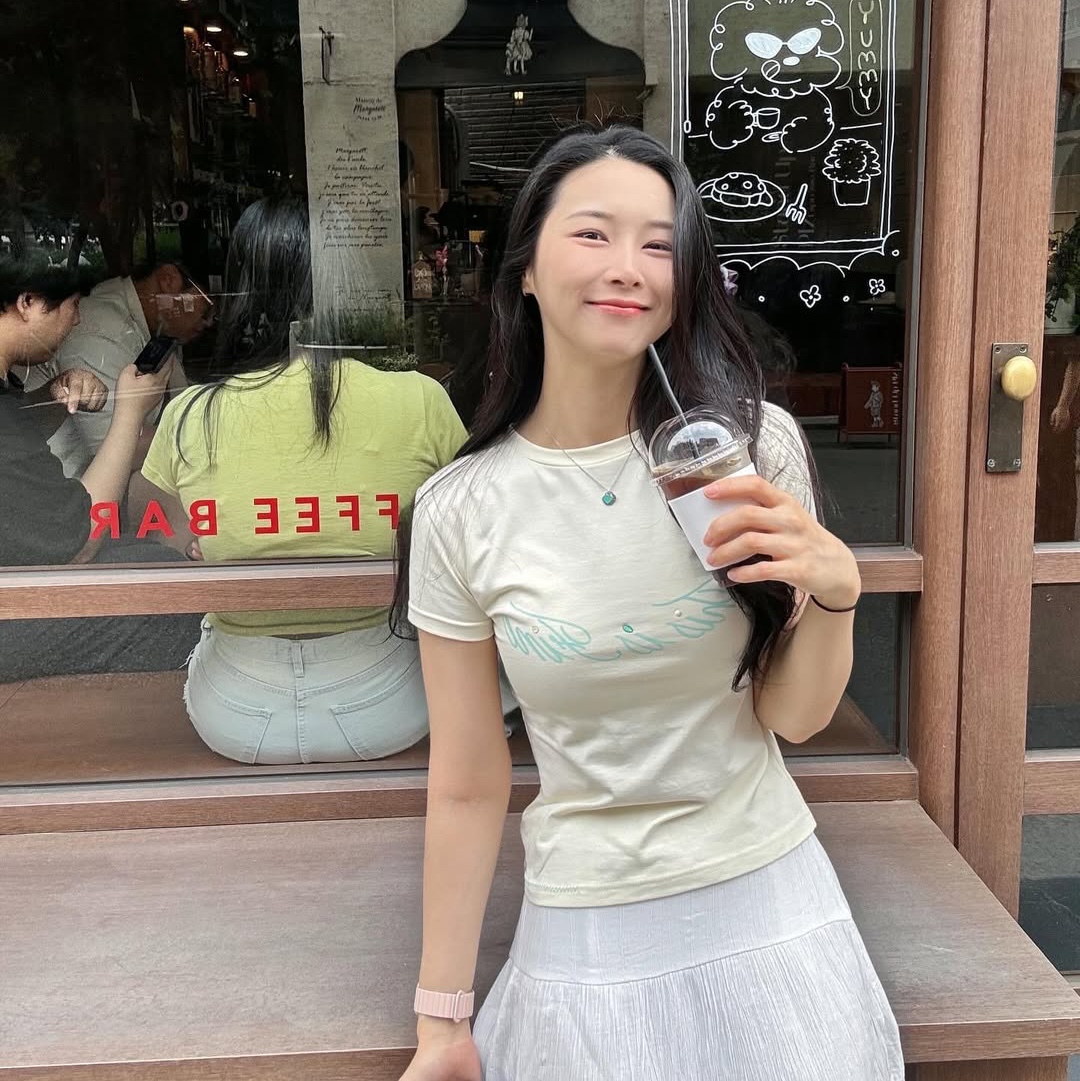 THIS IS FINE Cropped Signature Tee Cream, THIS IS FINE Signature Ball Cap Black 착용 스타일 - 3