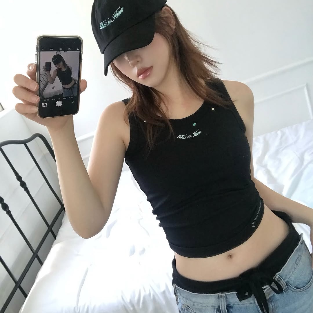 THIS IS FINE Cropped Signature Tee Cream, THIS IS FINE Signature Ball Cap Black 착용 스타일 - 4