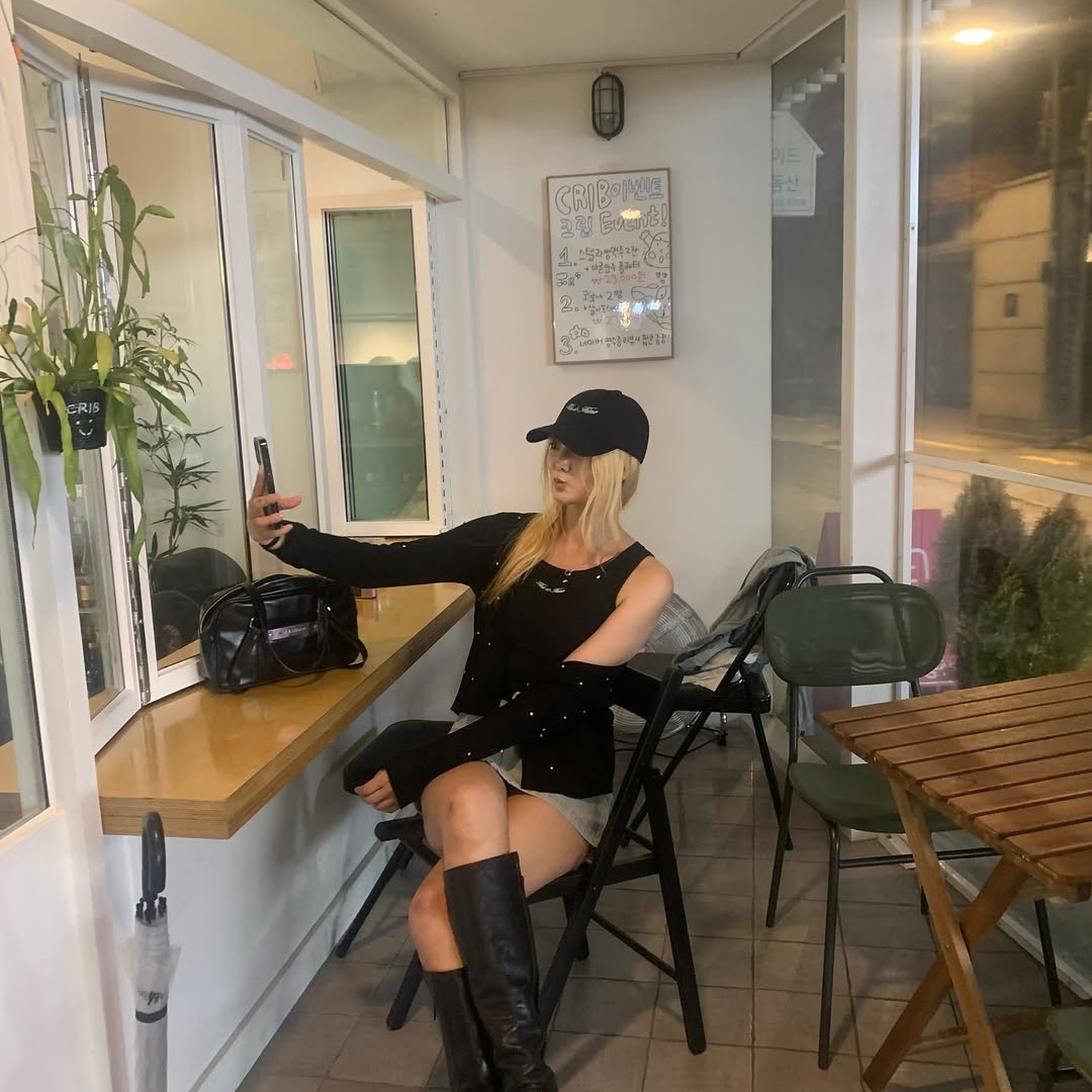 THIS IS FINE Ribbed Sleeveless Top Black, THIS IS FINE Signature Ball Cap Black 착용 스타일 - 2