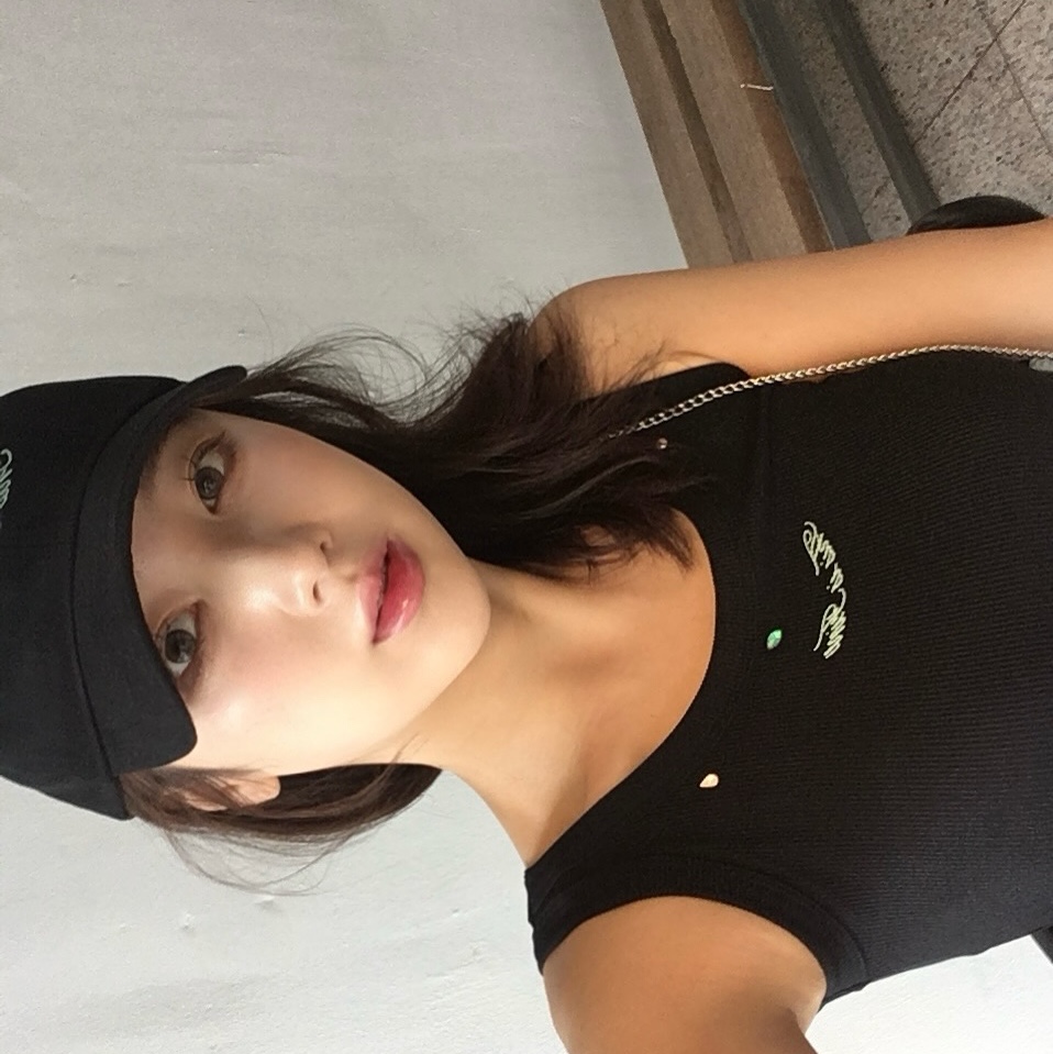 THIS IS FINE Ribbed Sleeveless Top Black, THIS IS FINE Signature Ball Cap Black 착용 스타일 - 3