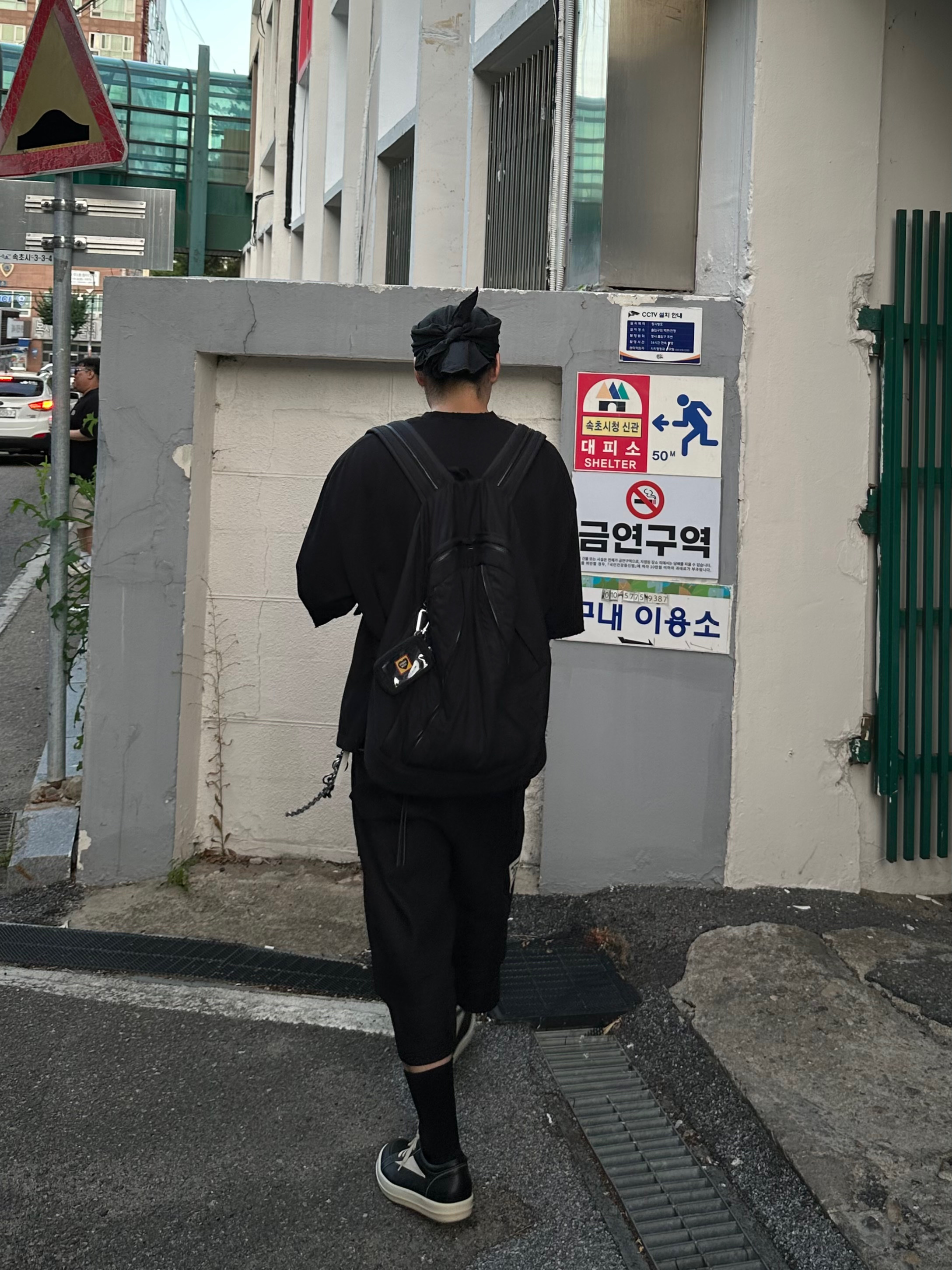 Wapworks Hardwork Crop T-Shirt Black, Farfromwhat Far Zipper Ripstop Backpack Black 착용 스타일 - 2