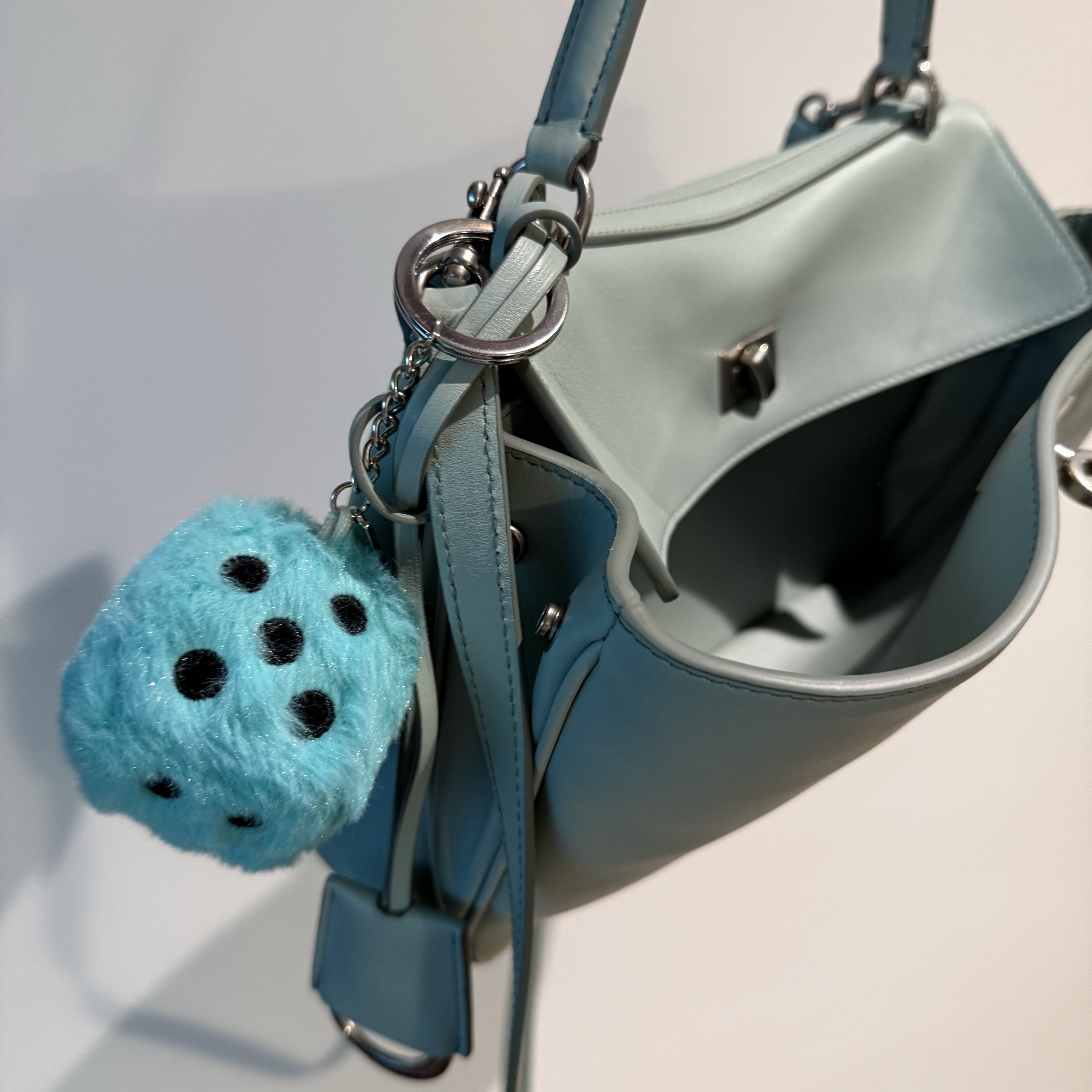 Stussy Fuzzy Dice Keychain Teal 착용 스타일