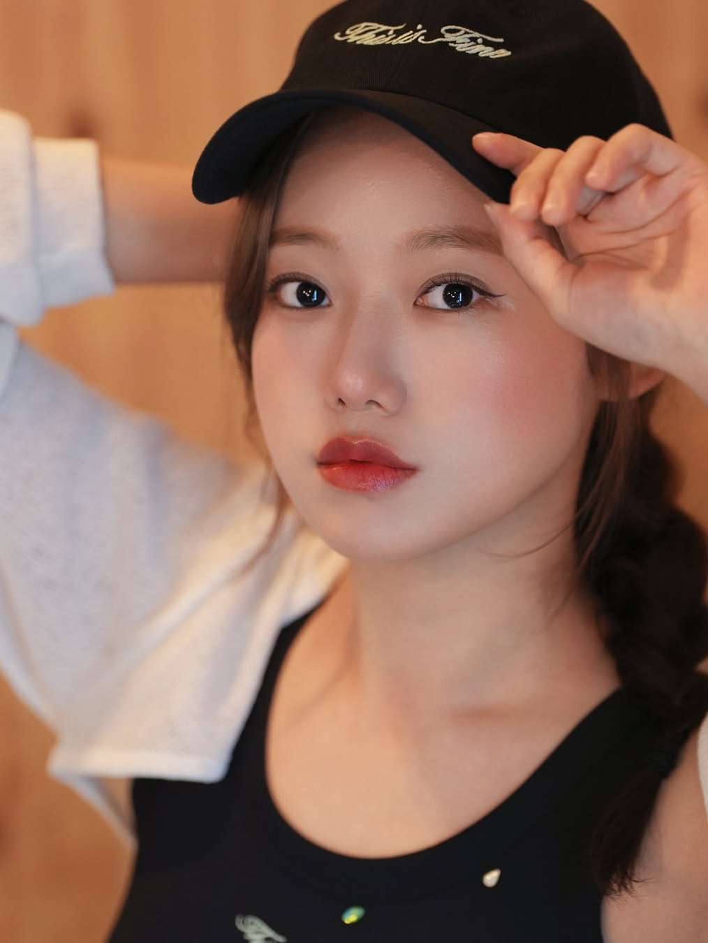 THIS IS FINE Cropped Signature Tee Cream, THIS IS FINE Signature Ball Cap Black 착용 스타일 - 4