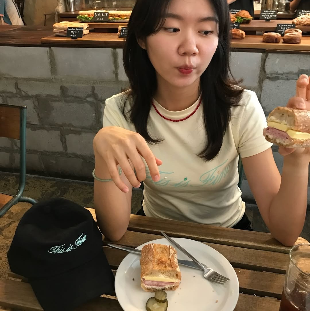 THIS IS FINE Cropped Signature Tee Cream, THIS IS FINE Signature Ball Cap Black 착용 스타일 - 3