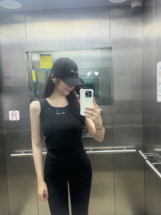 THIS IS FINE Ribbed Sleeveless Top Black, THIS IS FINE Signature Ball Cap Black 착용 스타일