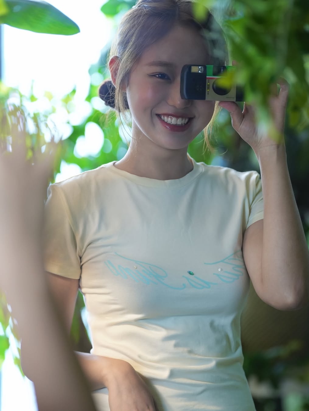 THIS IS FINE Cropped Signature Tee Cream, THIS IS FINE Signature Ball Cap Black 착용 스타일 - 1