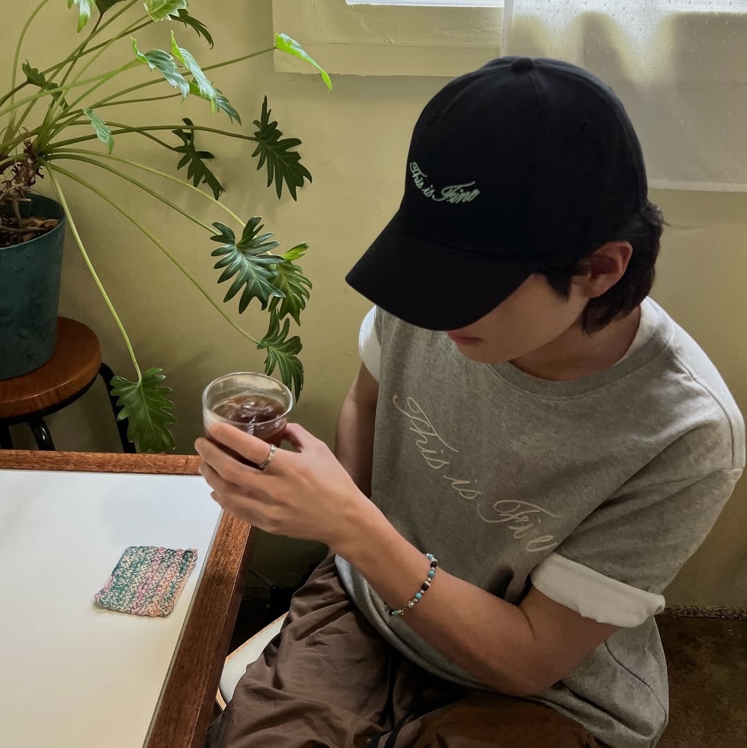 THIS IS FINE Oversized Signature Tee Sportif Gray, THIS IS FINE Signature Ball Cap Black 착용 스타일 - 3