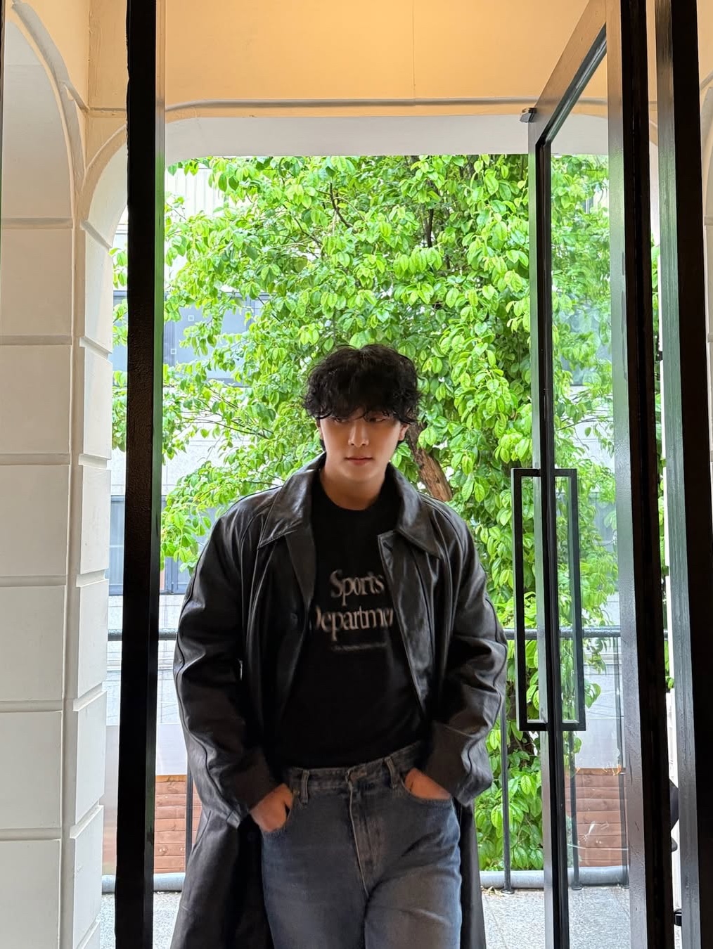 Sports Dept Moving Logo T-shirt Black 착용 스타일 - 3
