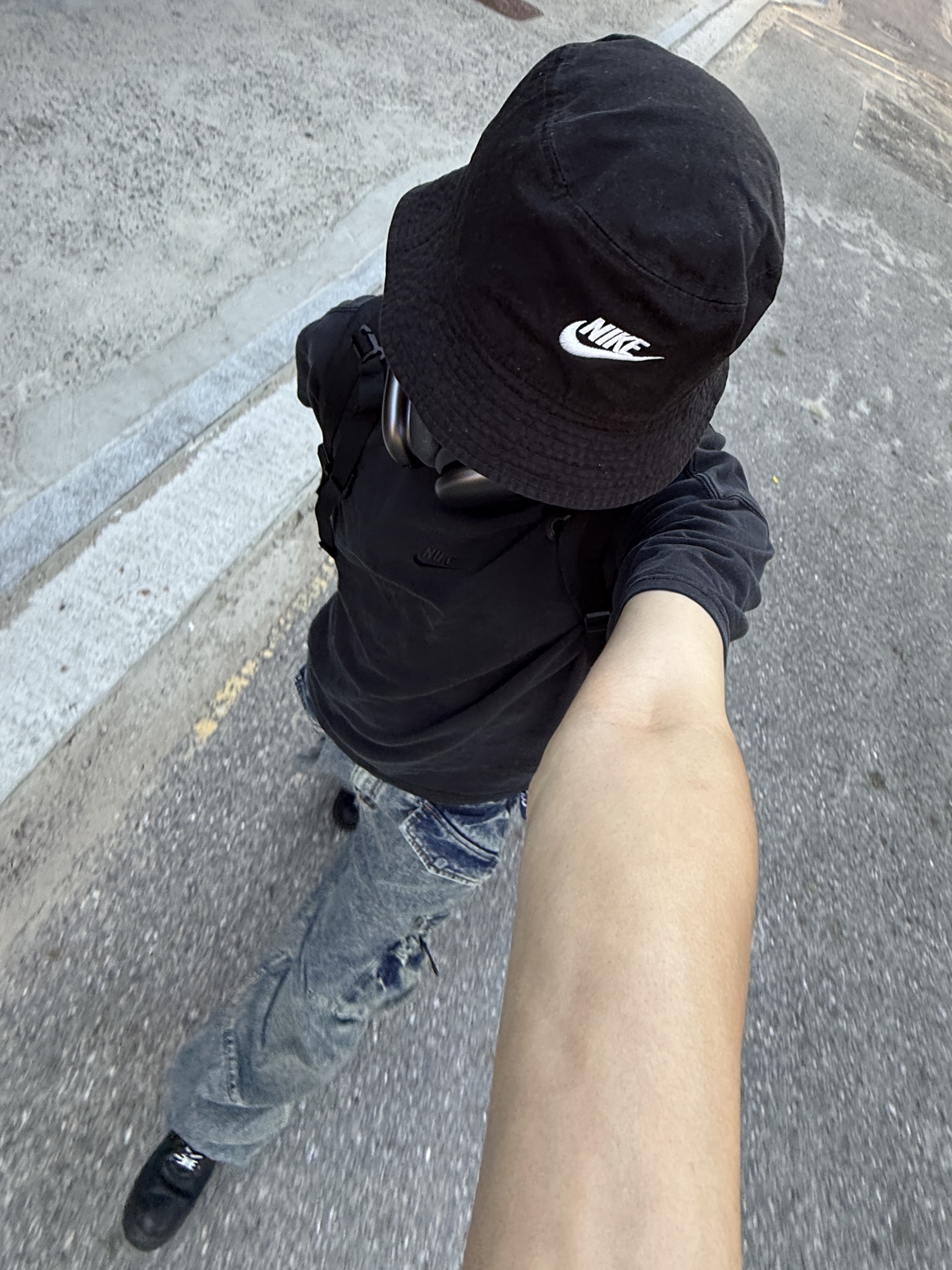 Nike x Supreme Air Force 1 Low Black, Nike NSW Premium Essential T-Shirt Black - Asia 착용 스타일 - 4