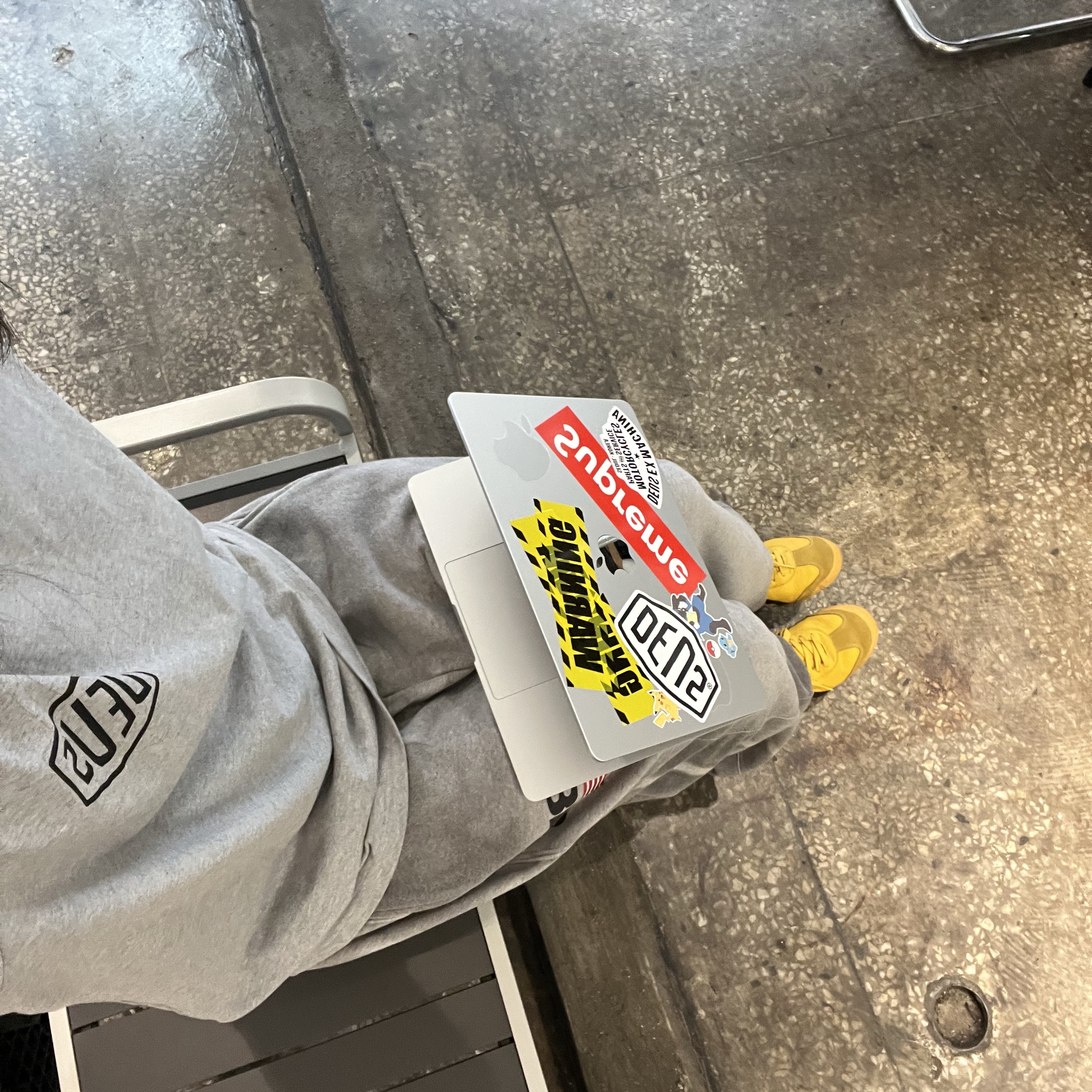 Deus Ex Machina Seoul College T-Shirt Grey Marle, Onitsuka Tiger Mexico 66 Yellow Black 착용 스타일 - 3