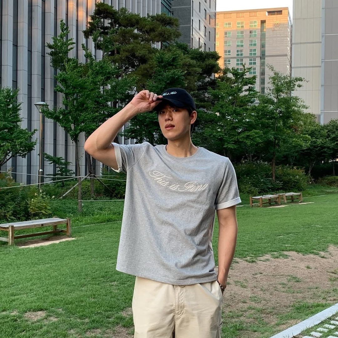 THIS IS FINE Oversized Signature Tee Sportif Gray, THIS IS FINE Signature Ball Cap Black 착용 스타일 - 2