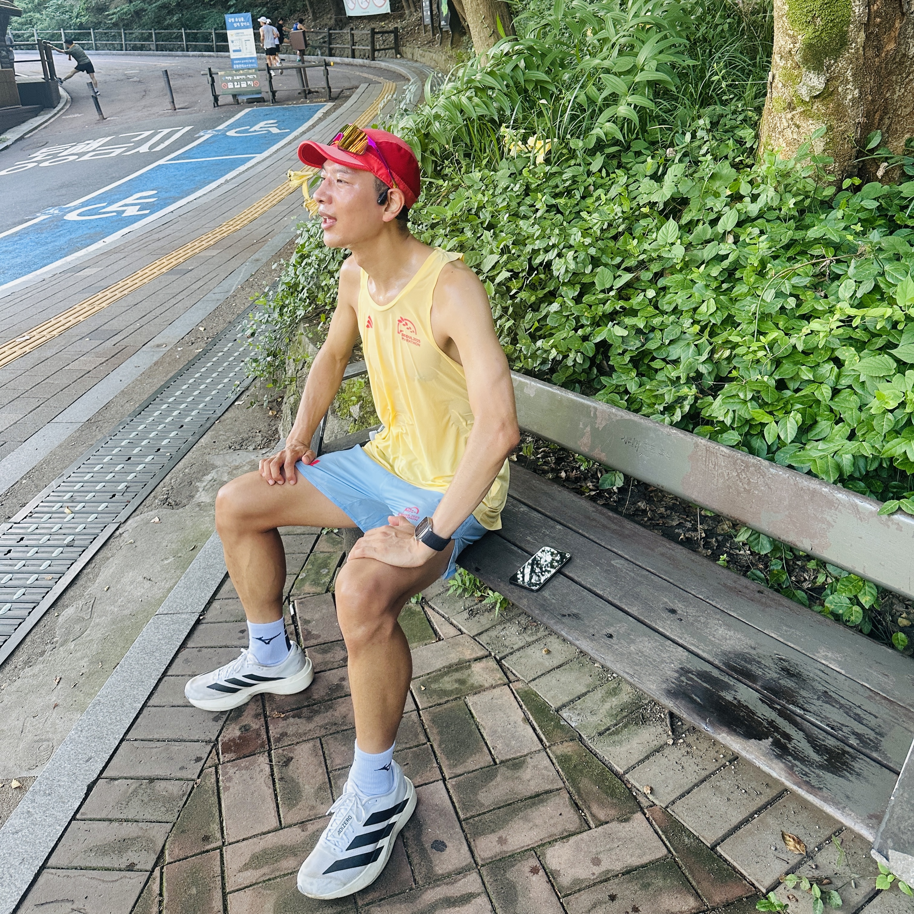 Adidas Adizero EVO SL Cloud White Core Black, Ciele Athletics GOCap Classic Athletics Clay 착용 스타일 - 3