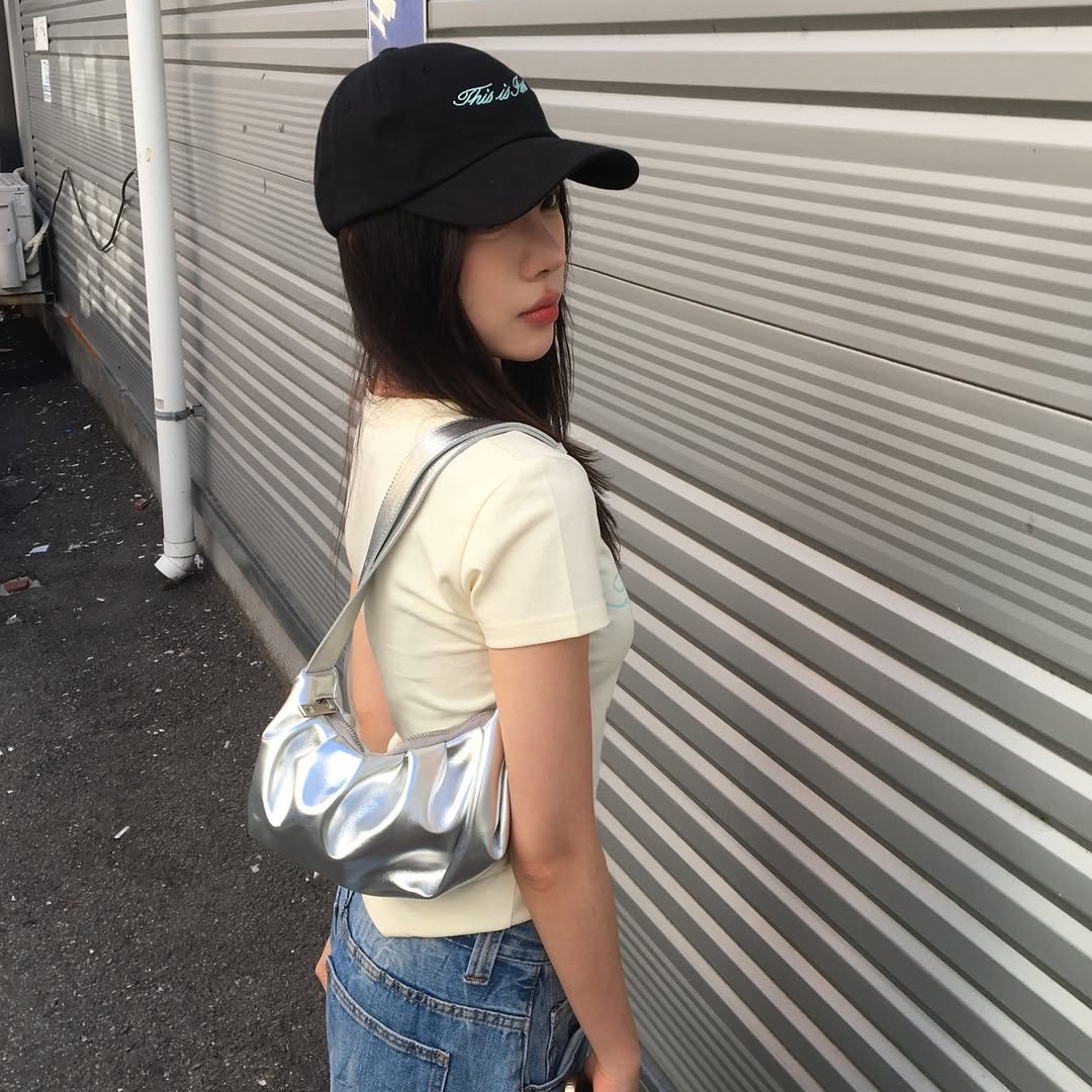 THIS IS FINE Cropped Signature Tee Cream, THIS IS FINE Signature Ball Cap Black 착용 스타일 - 7