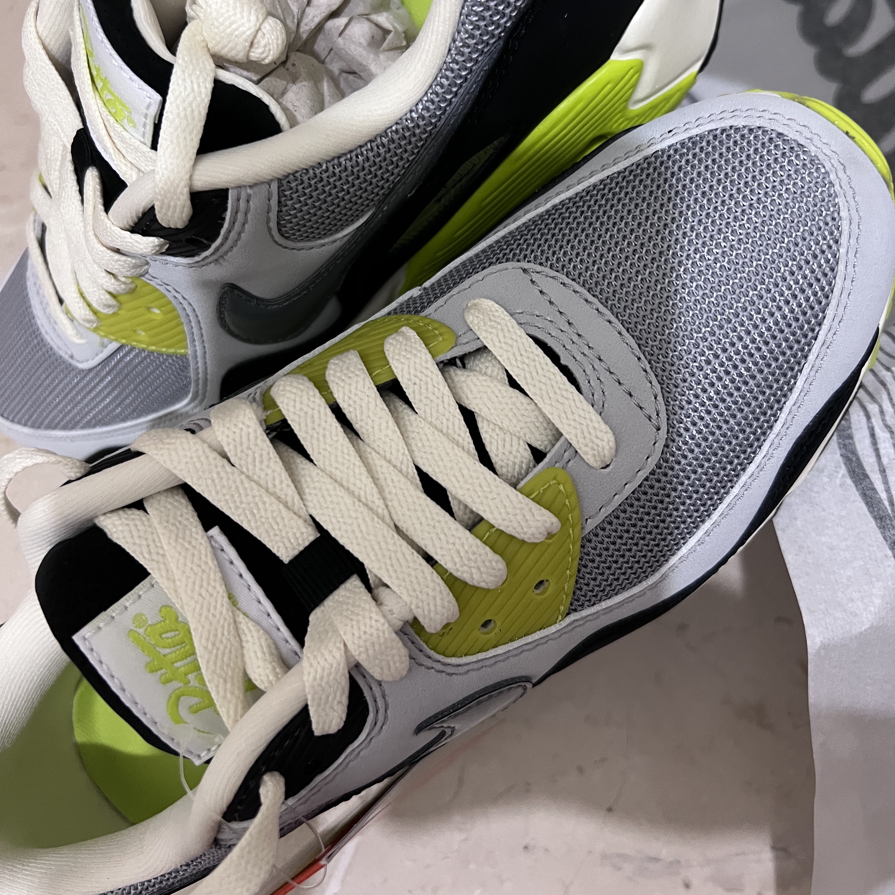 Nike x Patta Air Max 90 Cyber and Particle Grey 착용 스타일