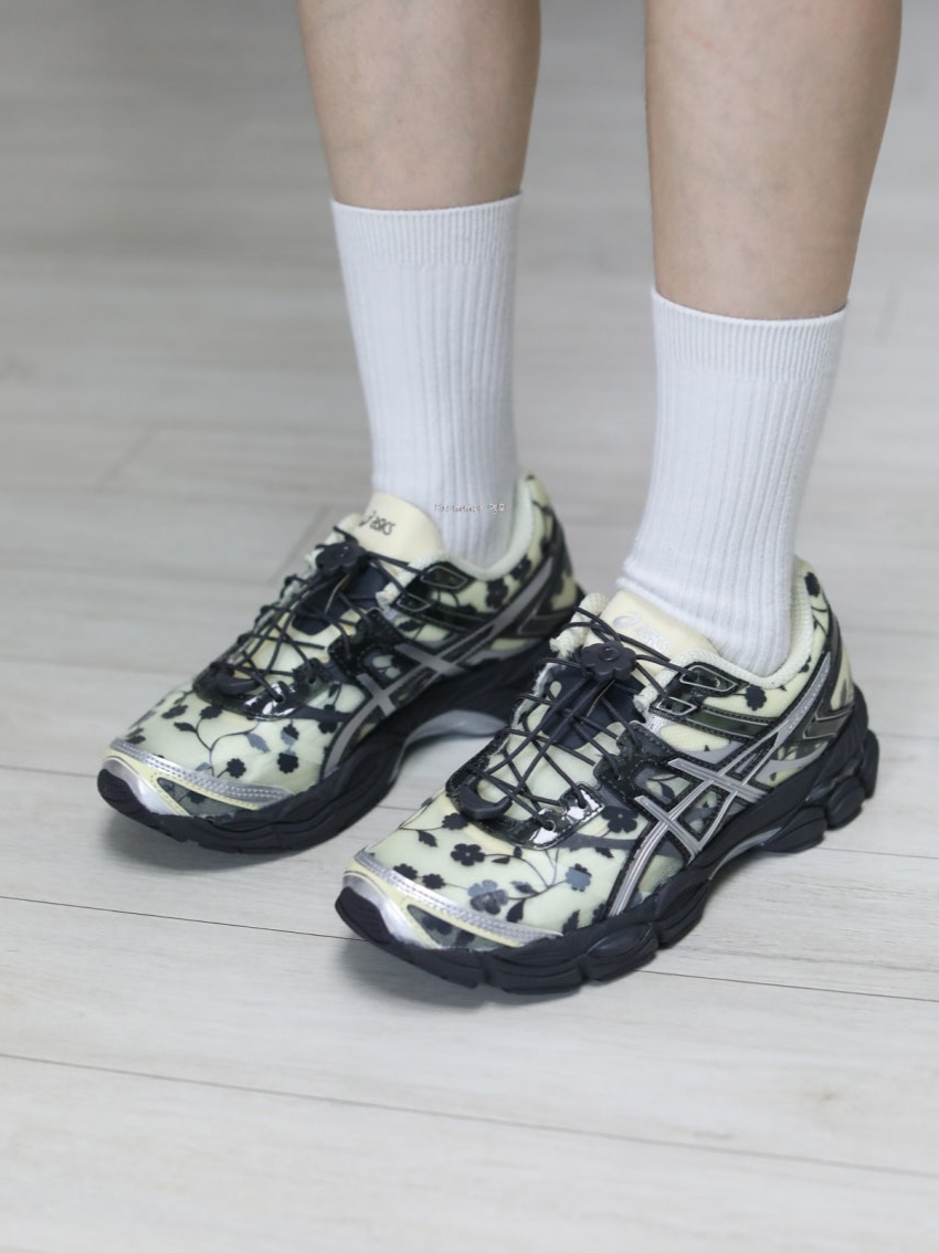 Asics x Cecilie Bahnsen Gel-Cumulus 16 Black Yellow 착용 스타일 - 2