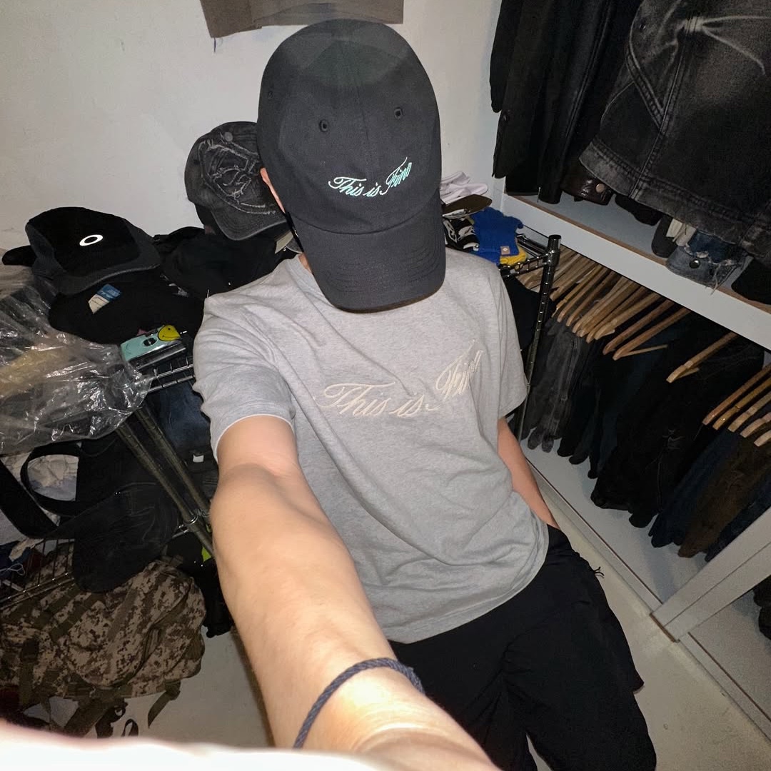 THIS IS FINE Oversized Signature Tee Sportif Gray, THIS IS FINE Signature Ball Cap Black 착용 스타일 - 4