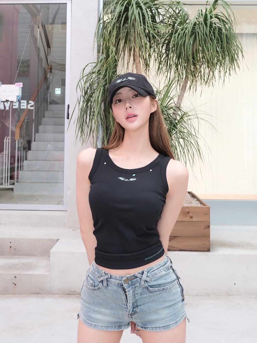 THIS IS FINE Ribbed Sleeveless Top Black, THIS IS FINE Signature Ball Cap Black 착용 스타일 - 2
