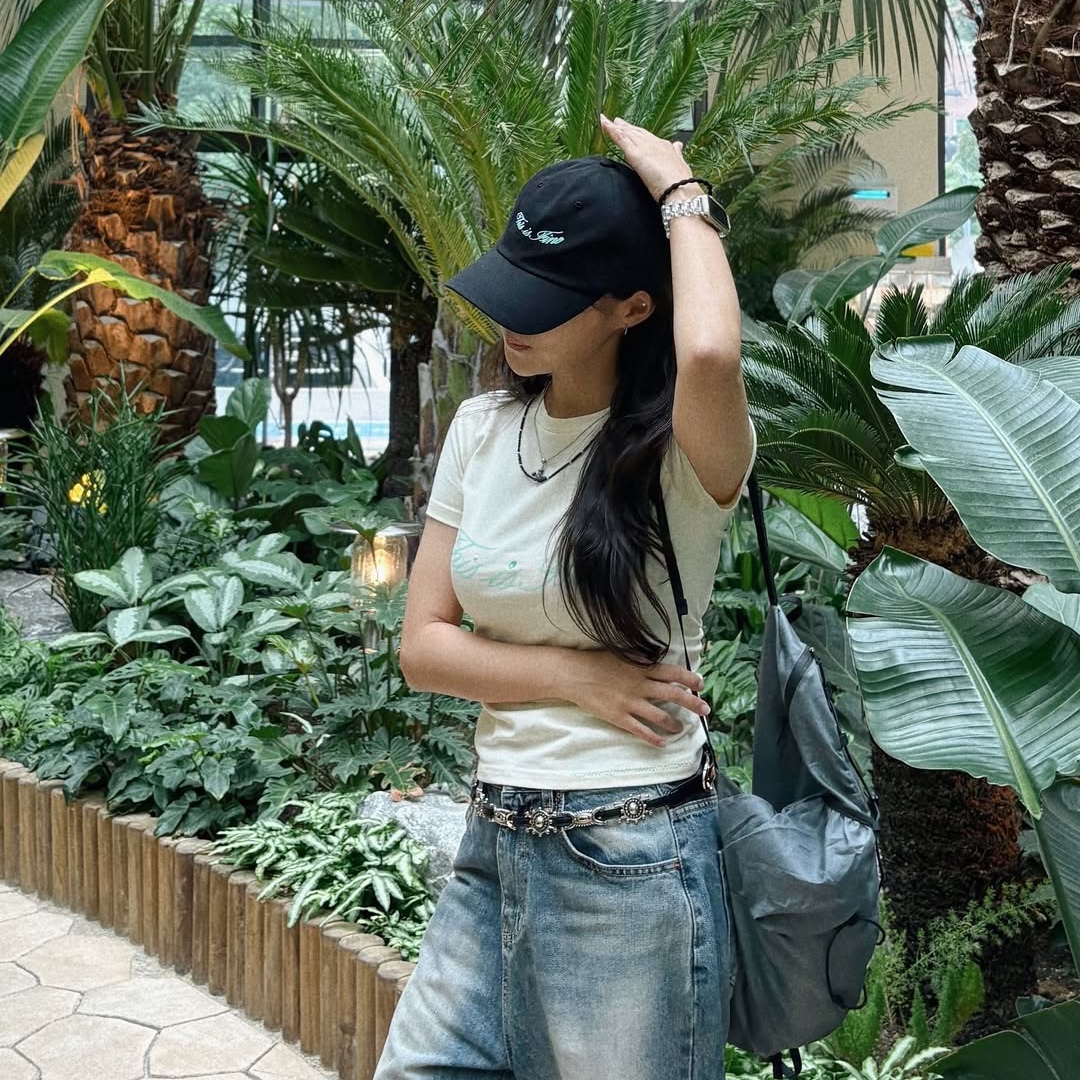 THIS IS FINE Cropped Signature Tee Cream, THIS IS FINE Signature Ball Cap Black 착용 스타일 - 1