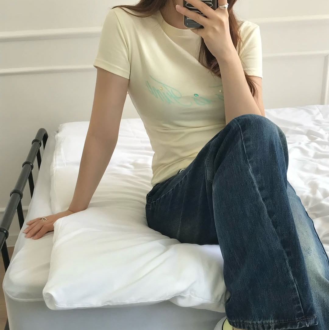 THIS IS FINE Cropped Signature Tee Cream, THIS IS FINE Signature Ball Cap Black 착용 스타일 - 3