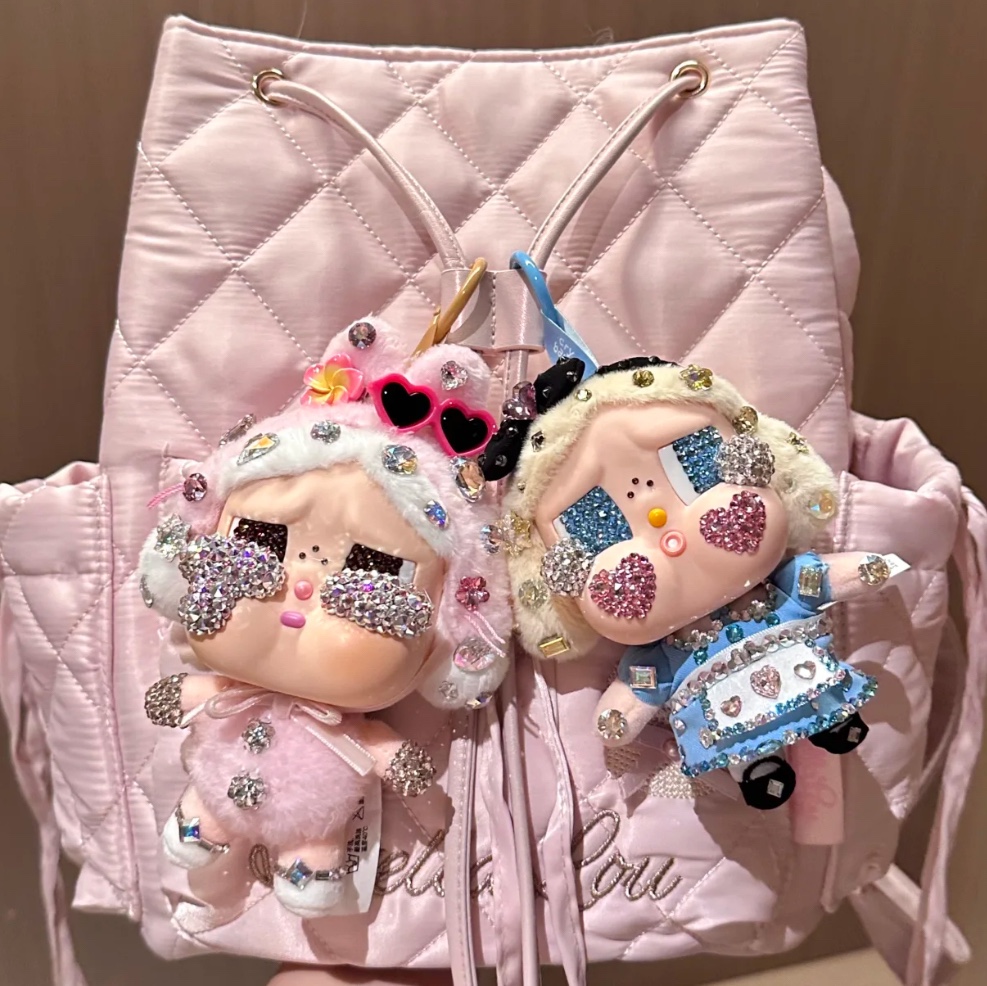 Pop Mart Crybaby Crying Again Series Plush Keyring I'll Give You All My Love (Opened Case) 착용 스타일