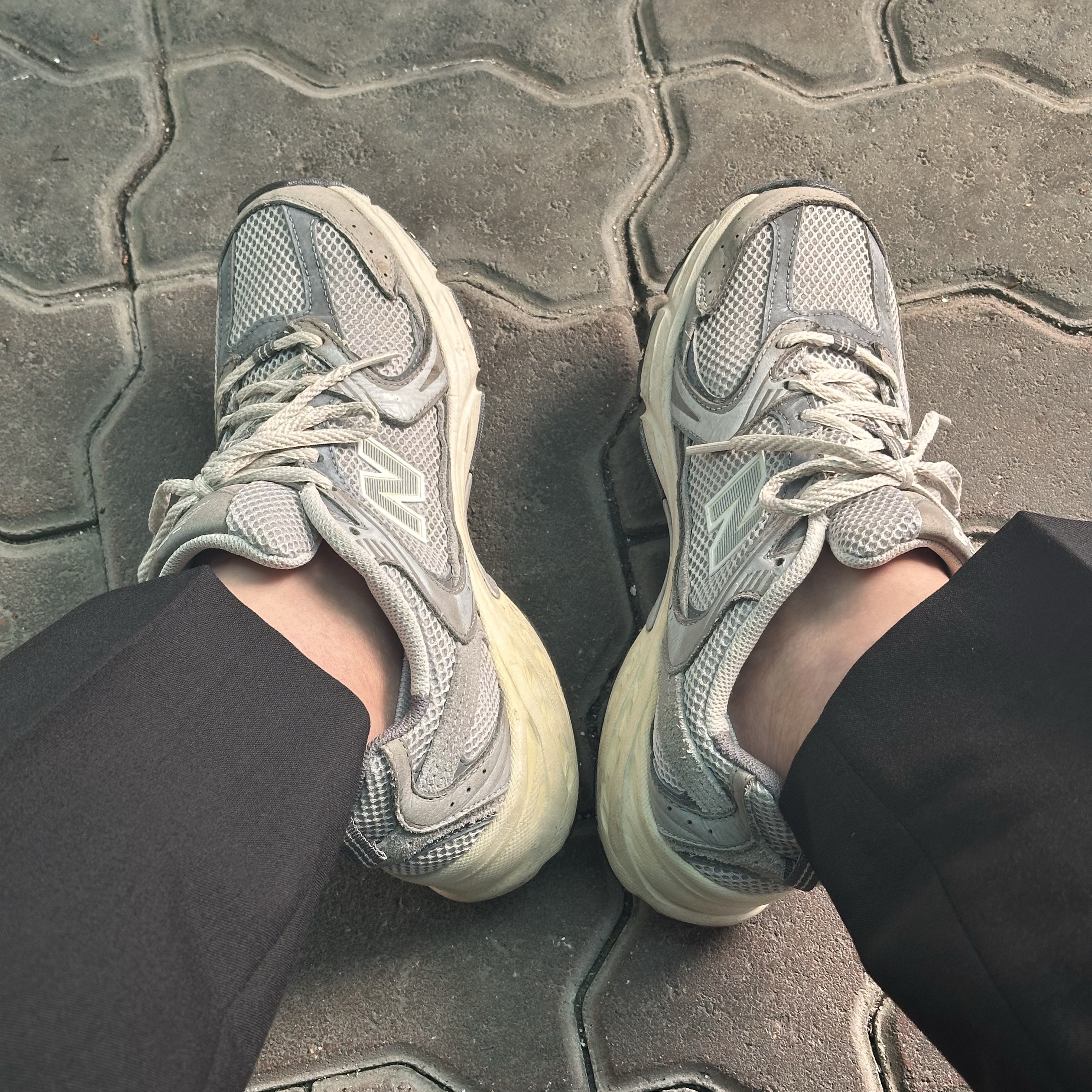New Balance 530 Premium Vintage Grey Matter 착용 스타일