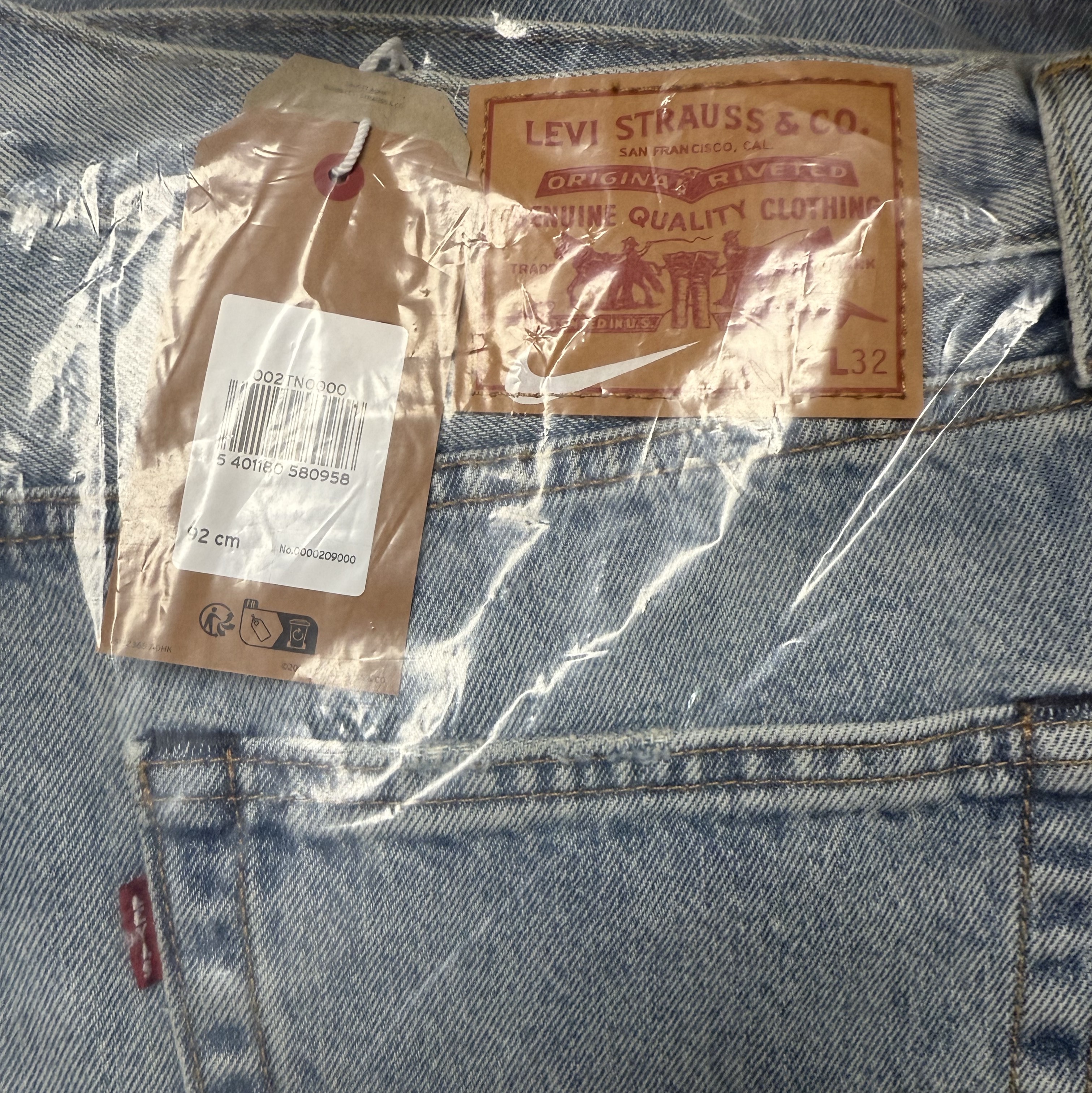 Levi's x Nike Baggy Jeans Light Blue 착용 스타일